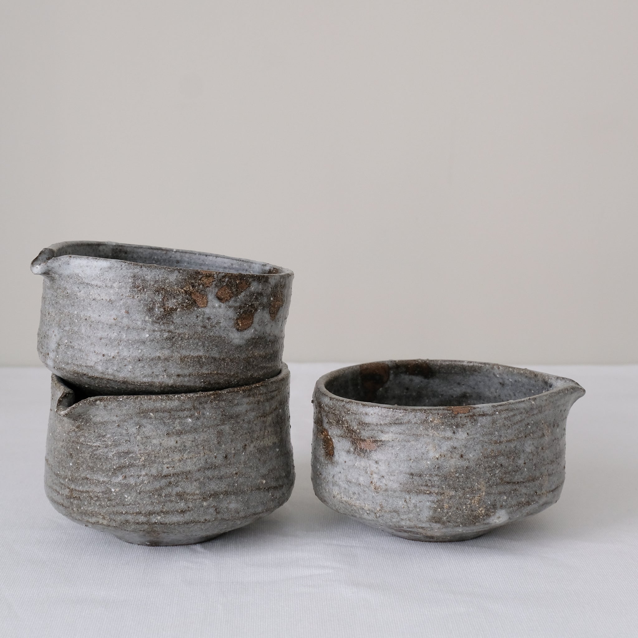 Bol verseur en terre de Fuilet 270ml - gris blanc par Antonia Maria chez Brutal Ceramics