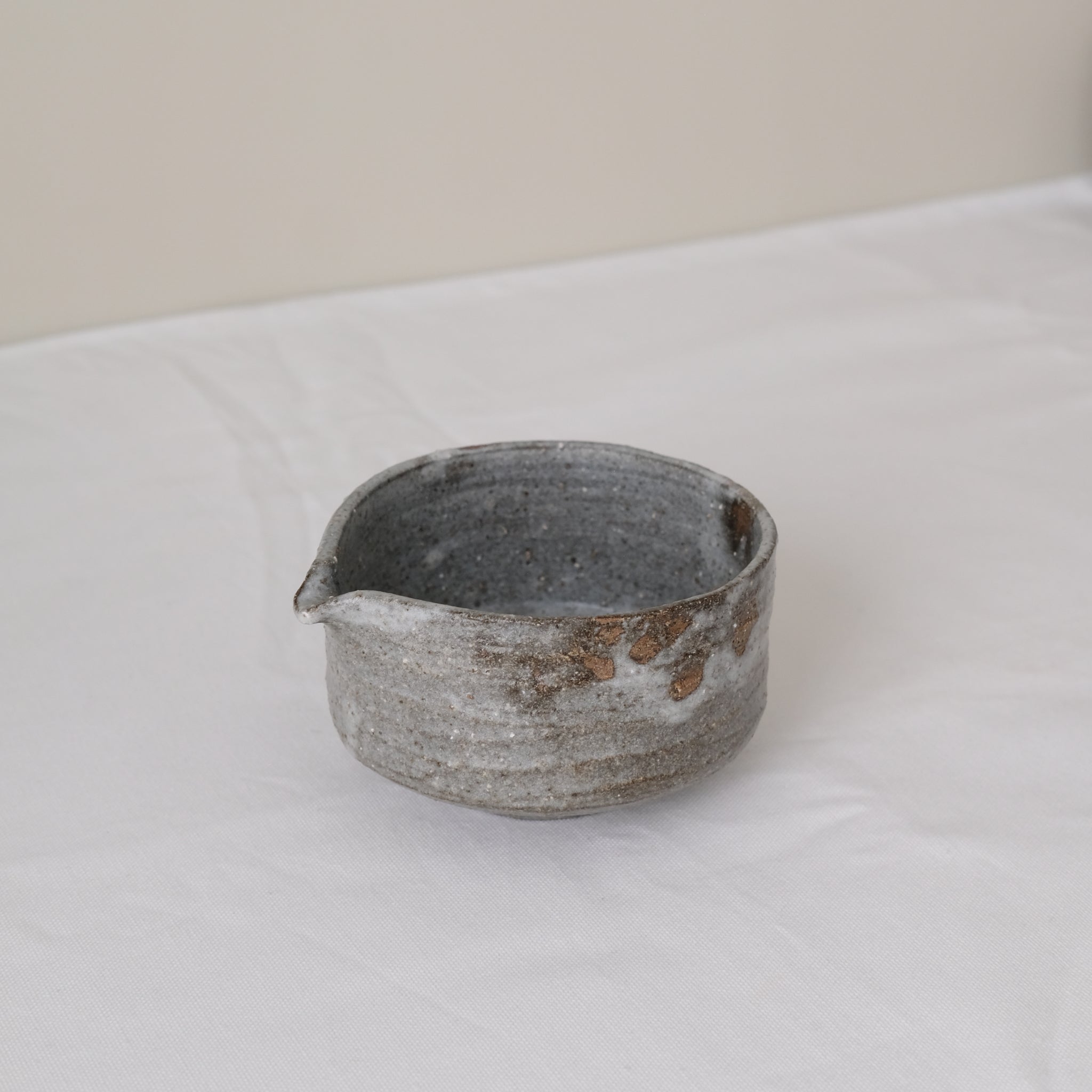 Bol verseur en terre de Fuilet 270ml - gris blanc par Antonia Maria chez Brutal Ceramics