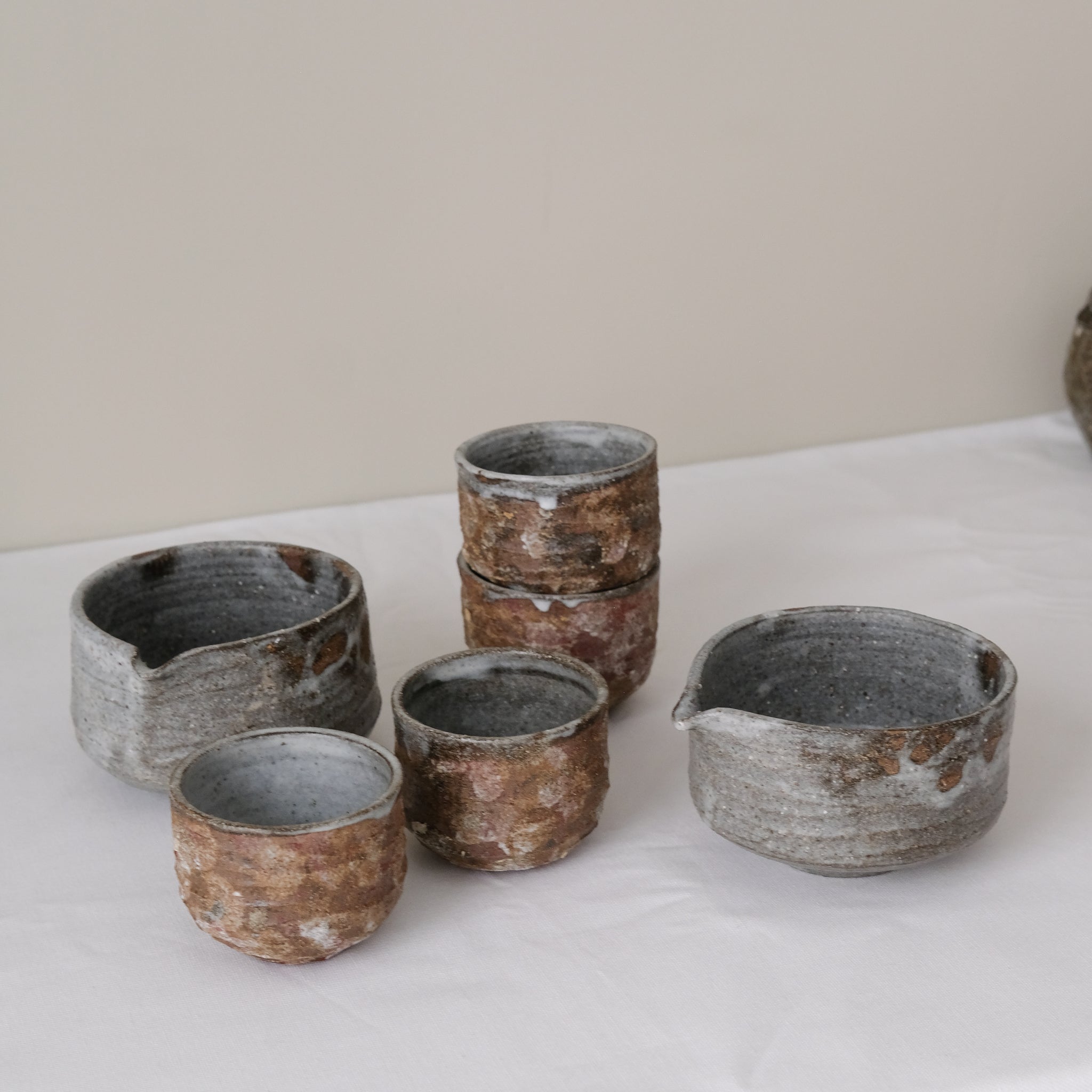 Bol verseur en terre de Fuilet 270ml - gris blanc par Antonia Maria chez Brutal Ceramics