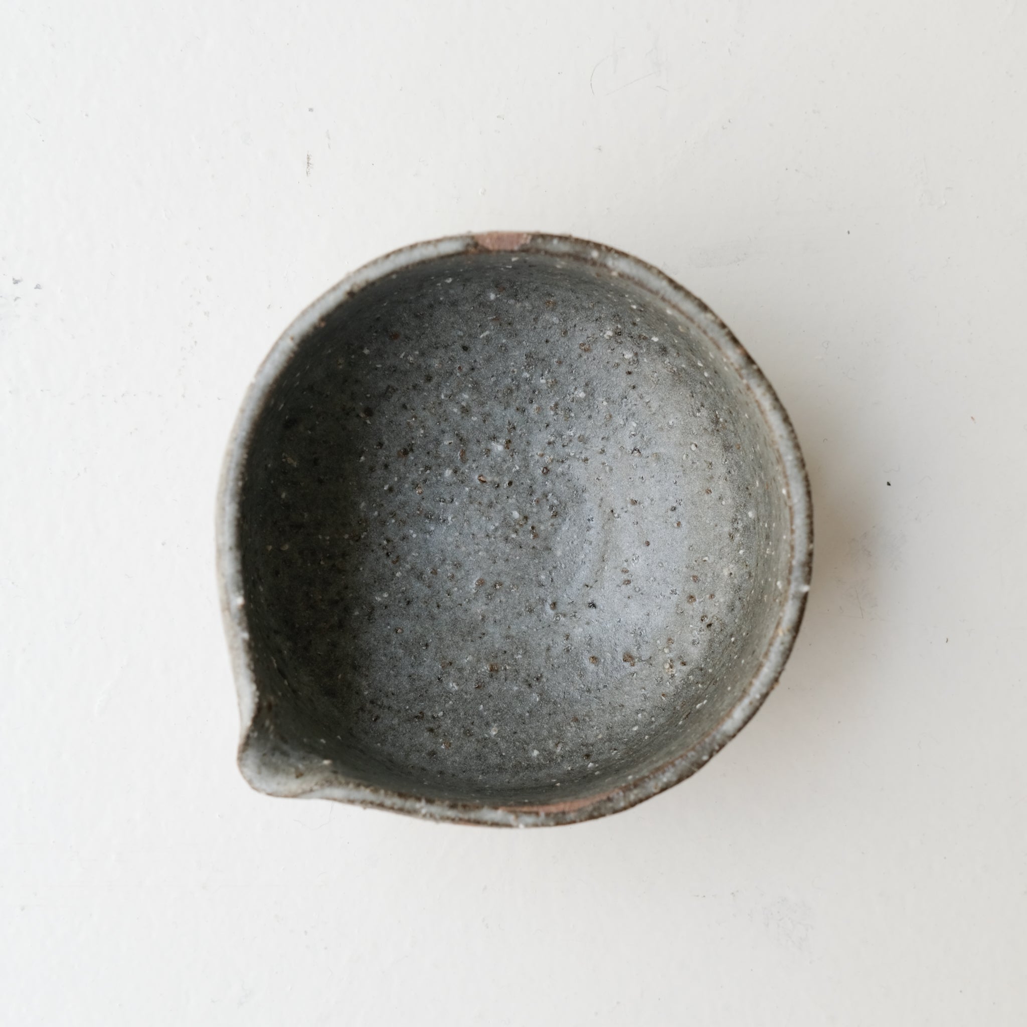 Bol verseur en terre de Fuilet 270ml - gris blanc par Antonia Maria chez Brutal Ceramics