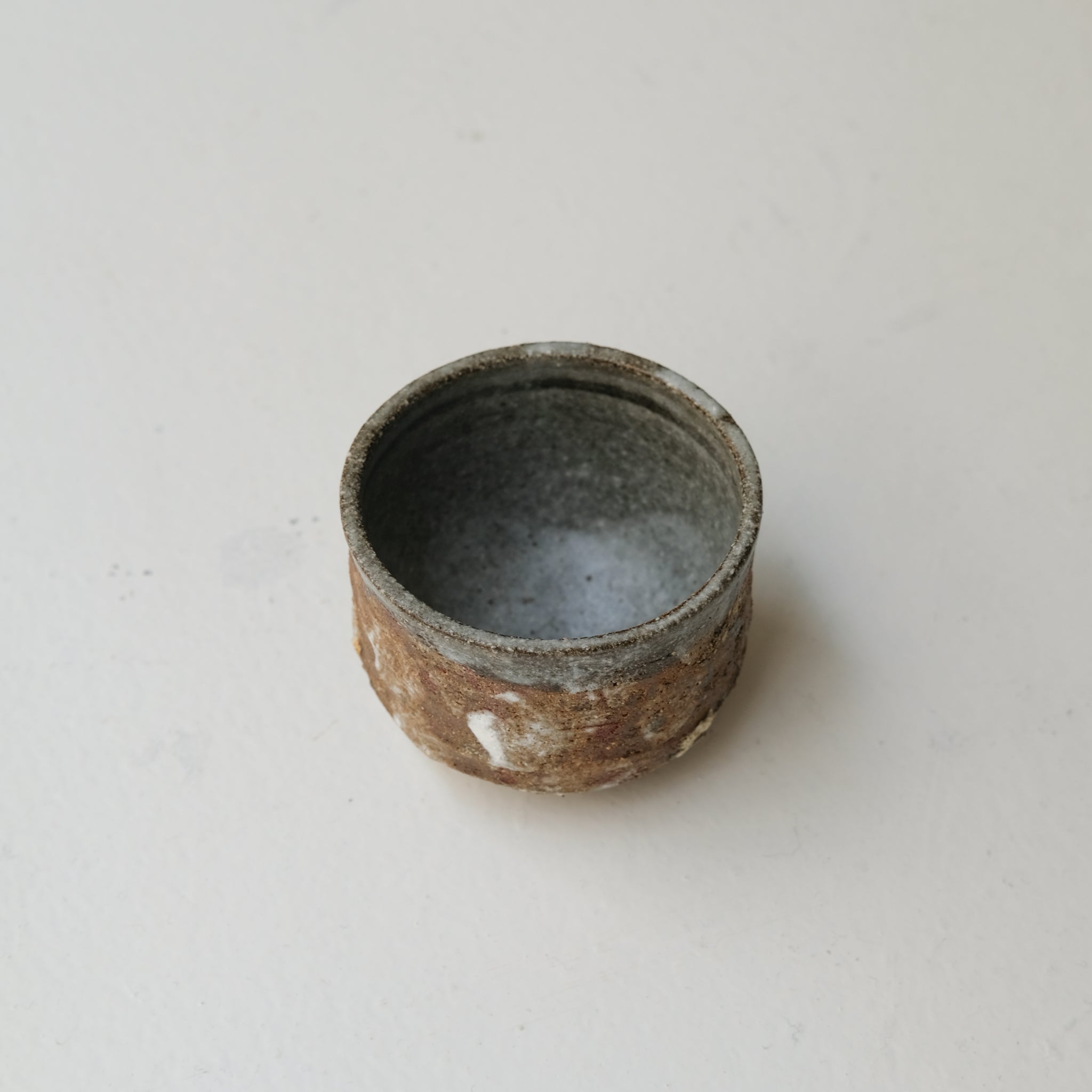 Tasse en terre de Fuilet 150ml - gris blanc par Antonia Maria chez Brutal Ceramics