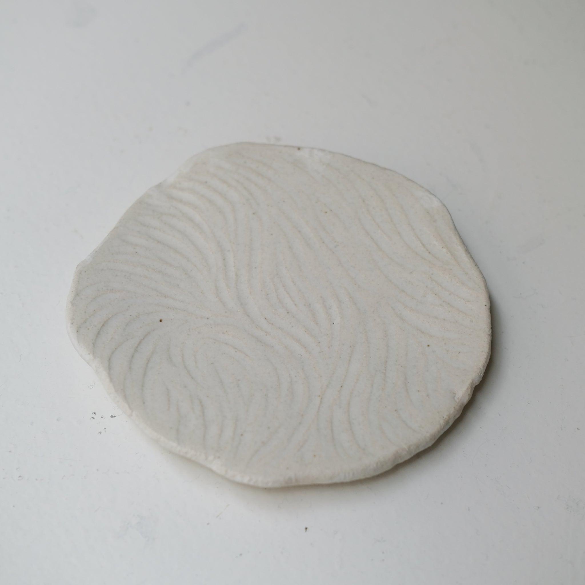Assiette sur pied en grès D15,5cm- Blanc texturé gravé de Claire Cosnefroy chez Brutal Ceramics