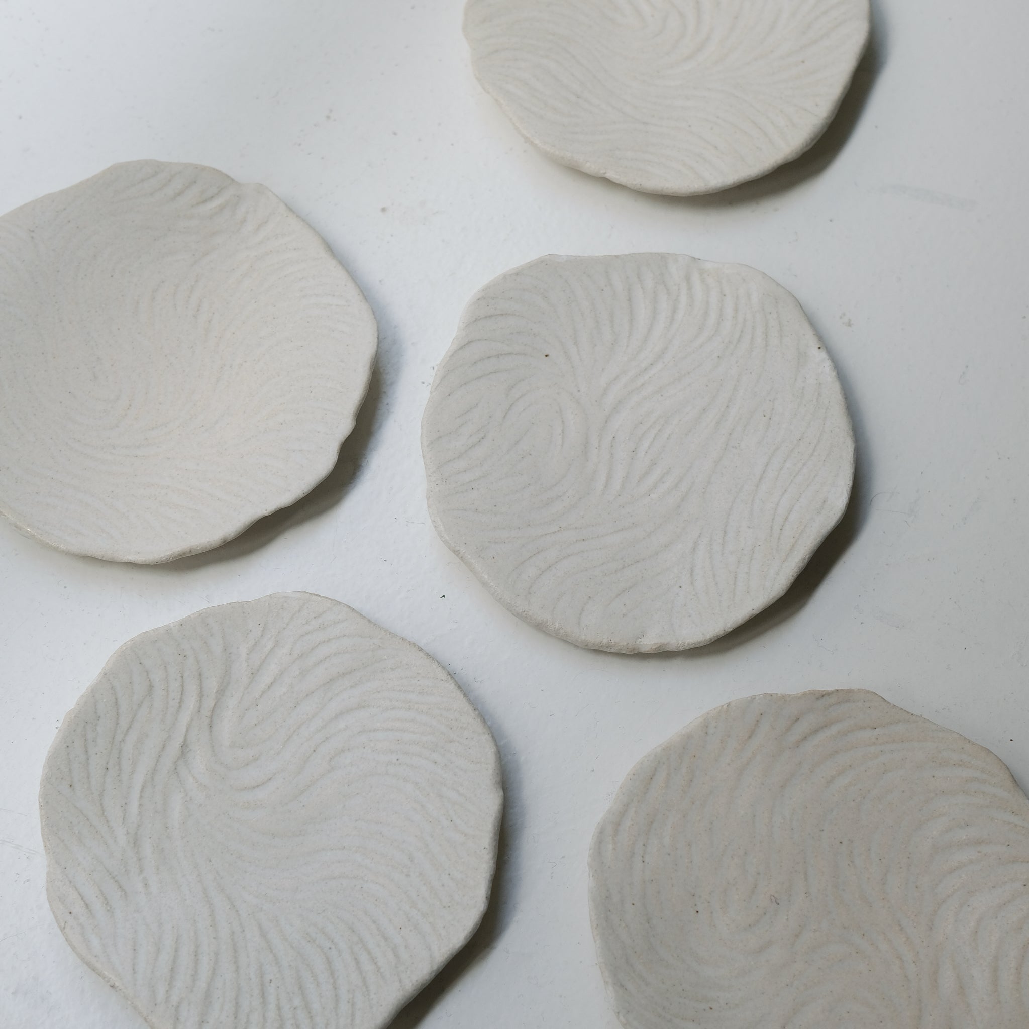 Assiette sur pied en grès D15,5cm- Blanc texturé gravé de Claire Cosnefroy chez Brutal Ceramics