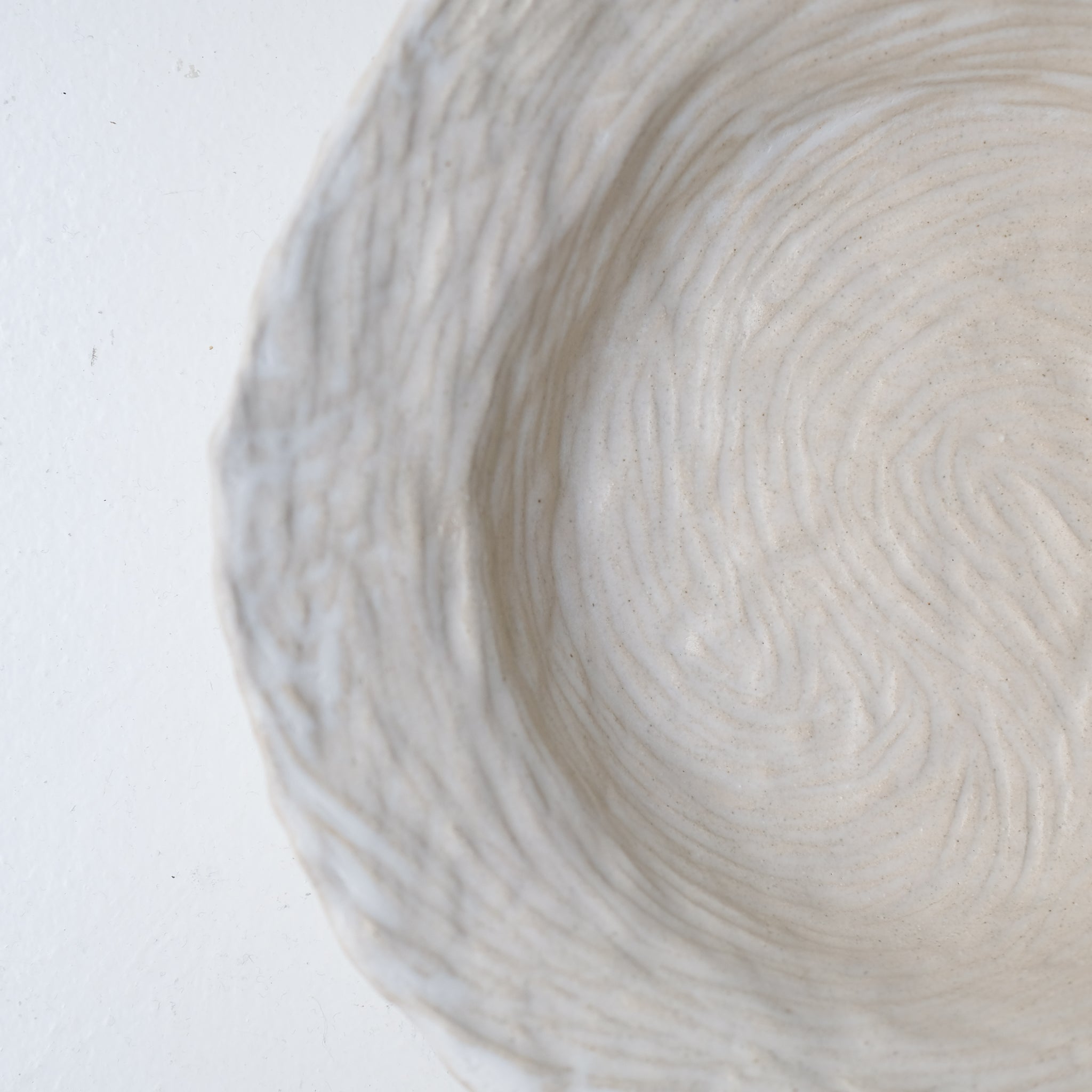 Plat en grès D 36cm- Blanc texturé gravé de Claire Cosnefroy chez Brutal Ceramics