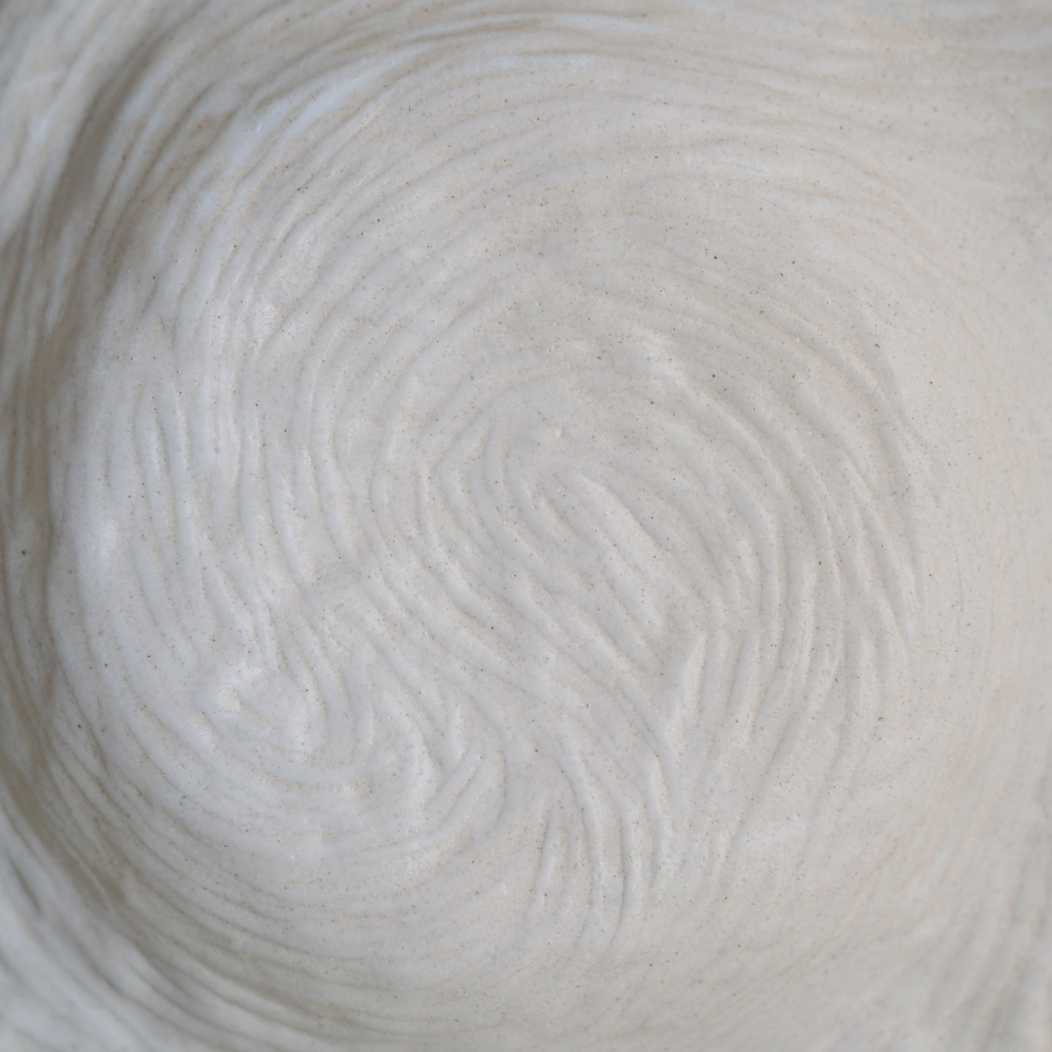 Plat en grès D 36cm- Blanc texturé gravé de Claire Cosnefroy chez Brutal Ceramics