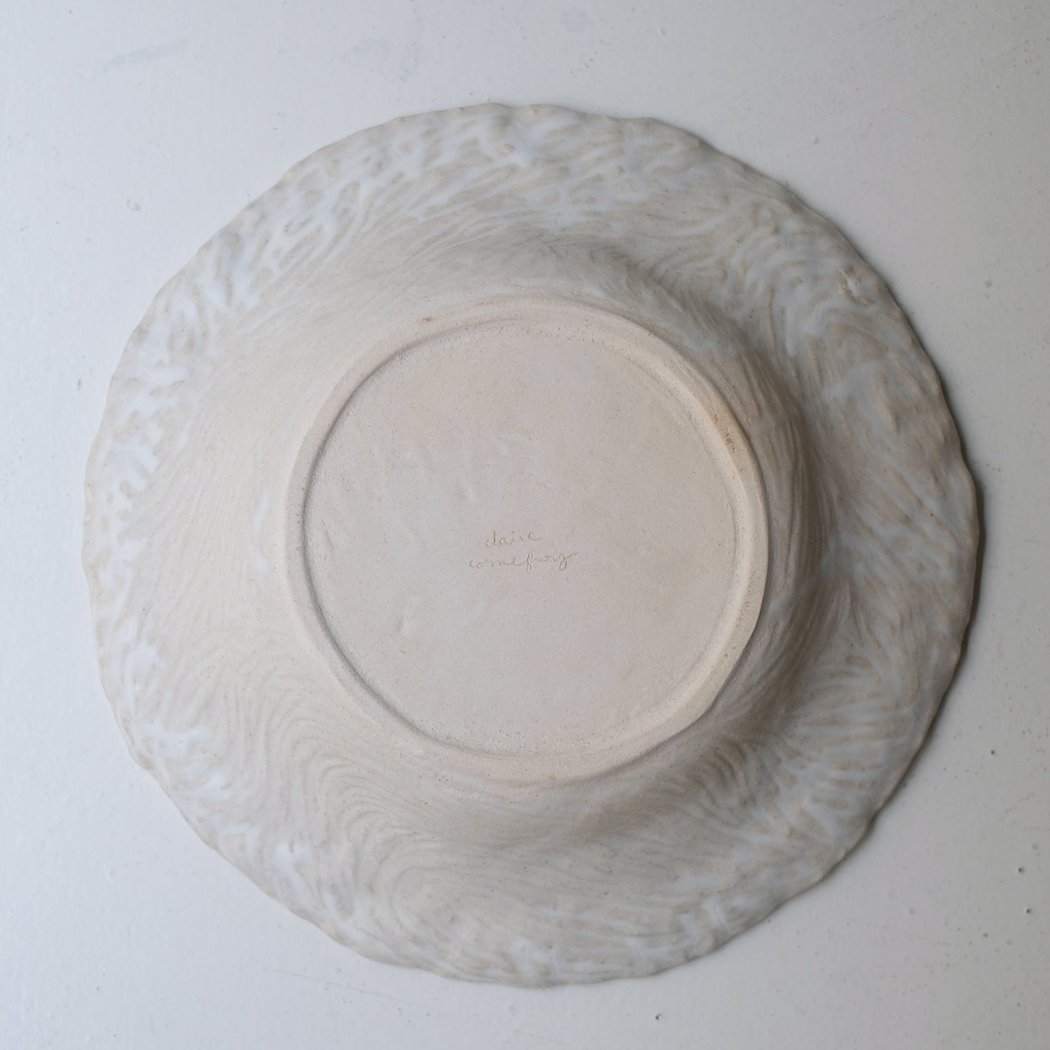 Plat en grès D 36cm- Blanc texturé gravé de Claire Cosnefroy chez Brutal Ceramics