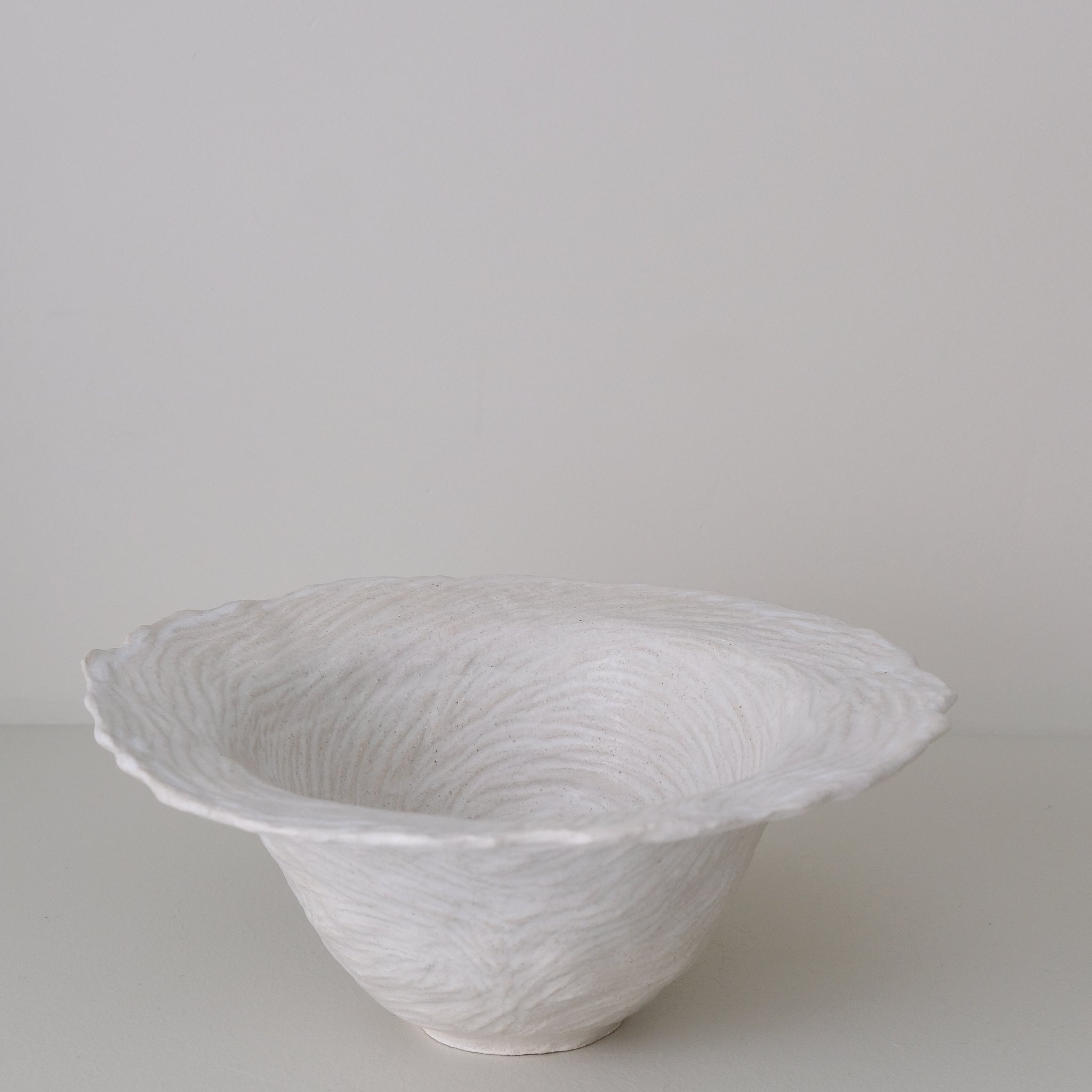 Saladier en grès D 28cm- Blanc texturé gravé de Claire Cosnefroy chez Brutal Ceramics