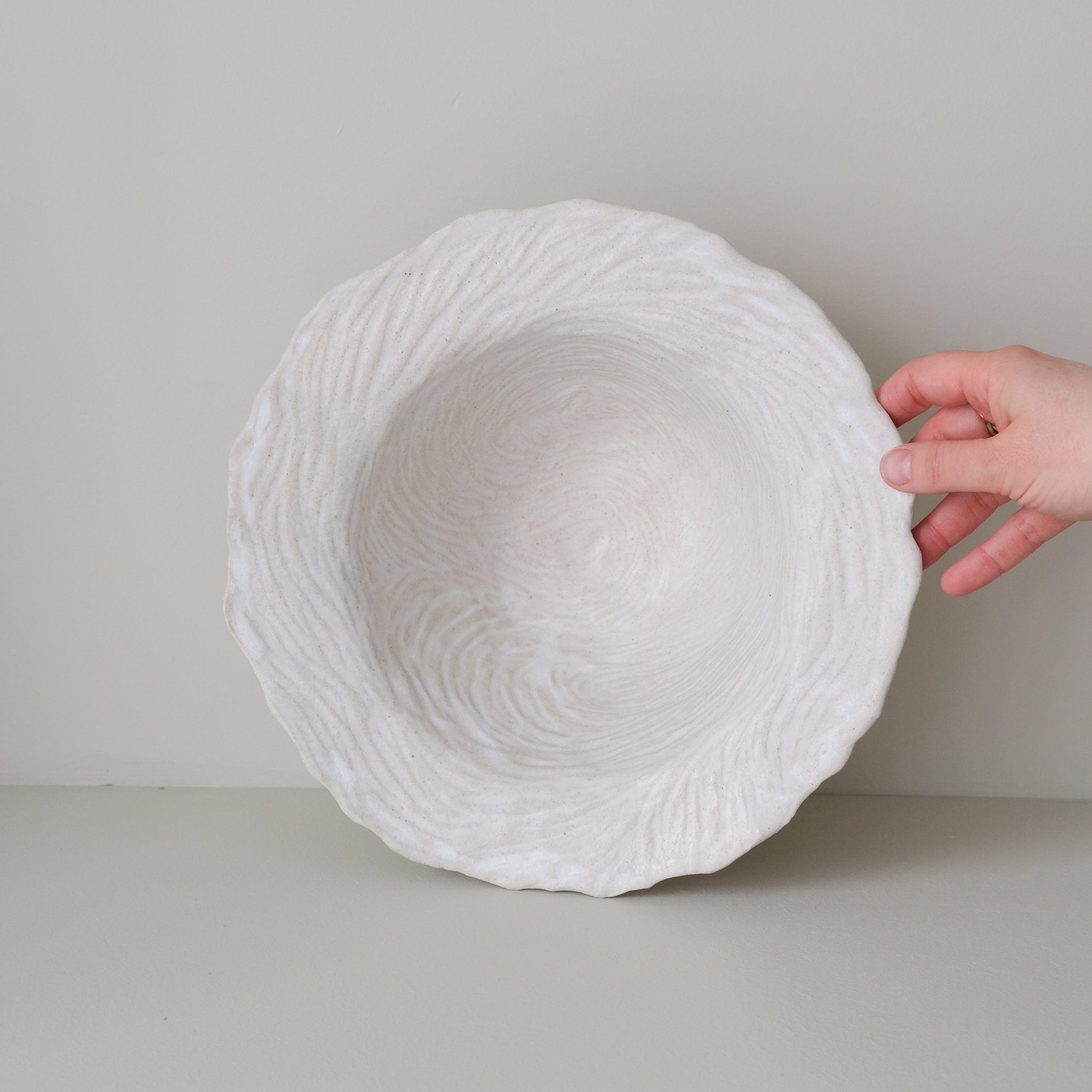 Saladier en grès D 28cm- Blanc texturé gravé de Claire Cosnefroy chez Brutal Ceramics
