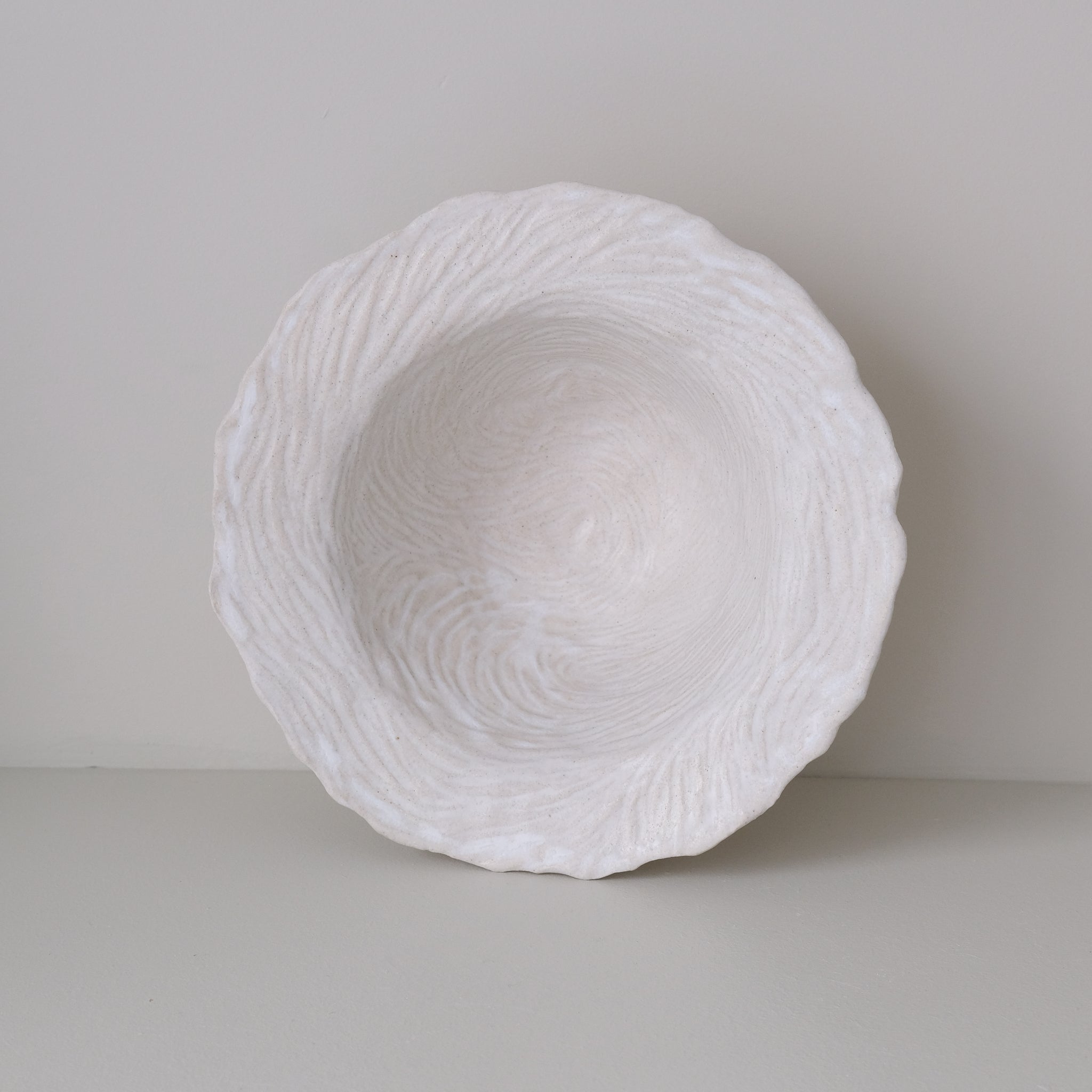 Saladier en grès D 28cm- Blanc texturé gravé de Claire Cosnefroy chez Brutal Ceramics
