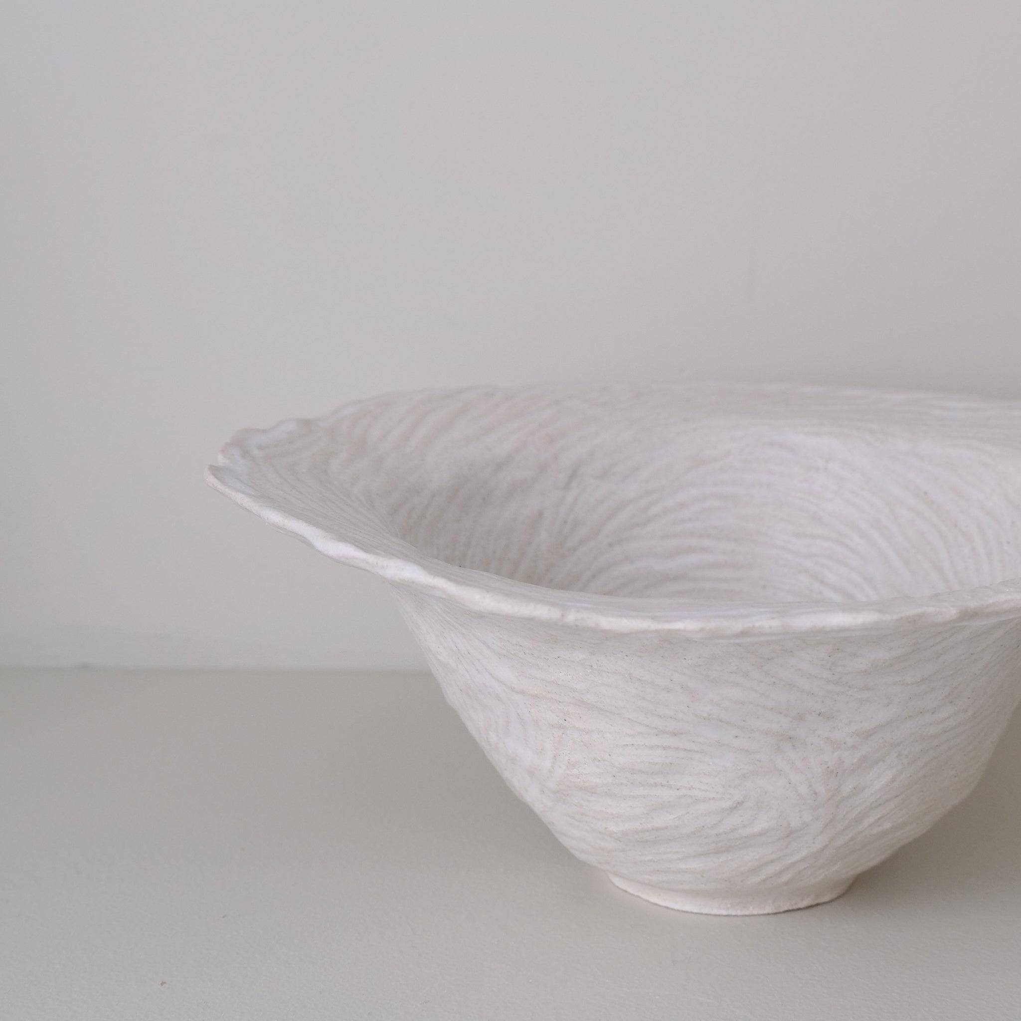 Saladier en grès D 28cm- Blanc texturé gravé de Claire Cosnefroy chez Brutal Ceramics