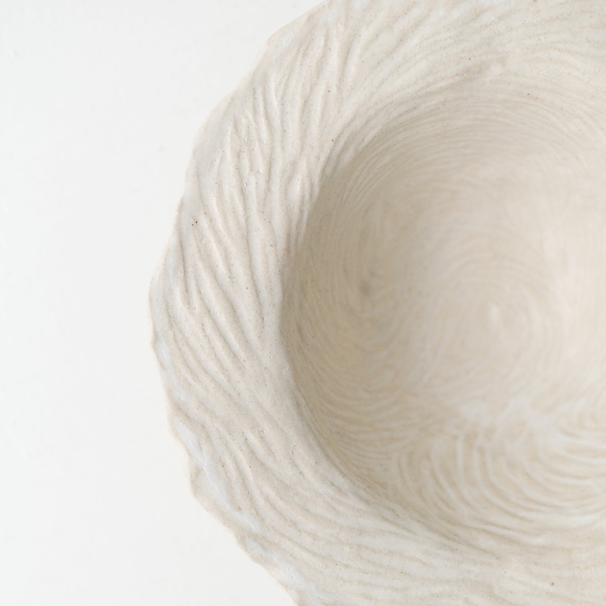 Saladier en grès D 28cm- Blanc texturé gravé de Claire Cosnefroy chez Brutal Ceramics