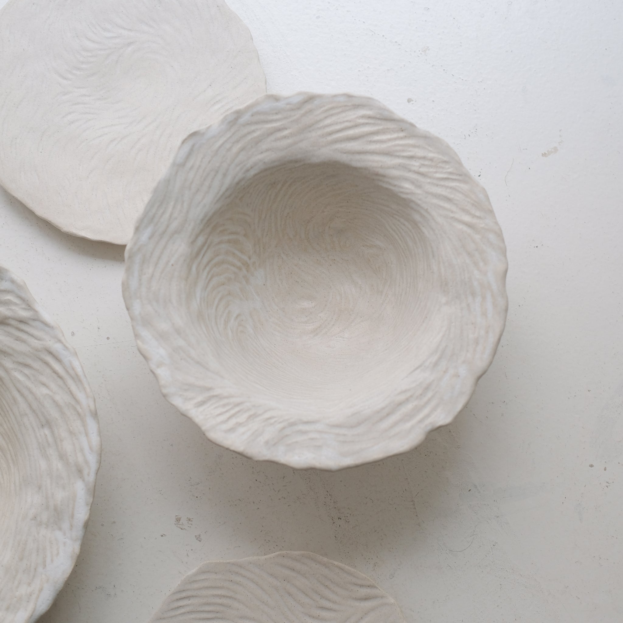 Saladier en grès D 28cm- Blanc texturé gravé de Claire Cosnefroy chez Brutal Ceramics