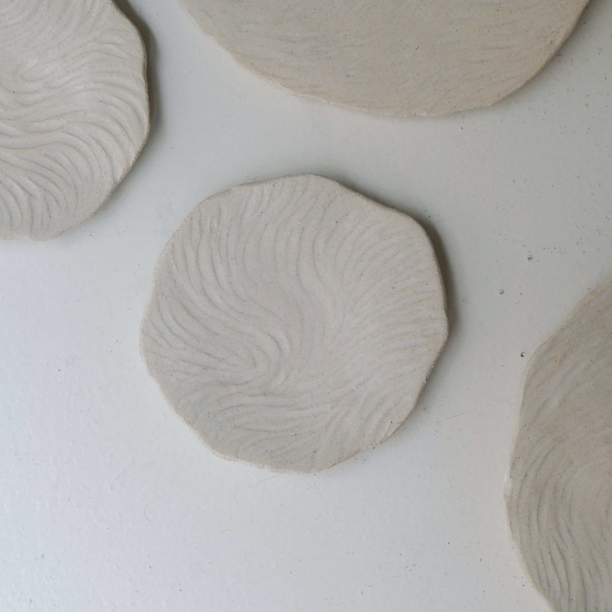 Assiette sur pied en grès D15,5cm- Blanc texturé gravé de Claire Cosnefroy chez Brutal Ceramics