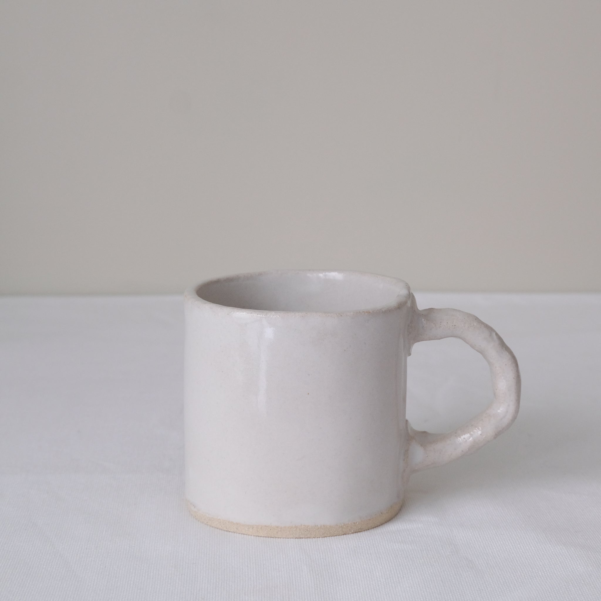 Mug en grès blanc 250ml - blanc satiné d'Estudio Vernis chez Brutal Ceramics