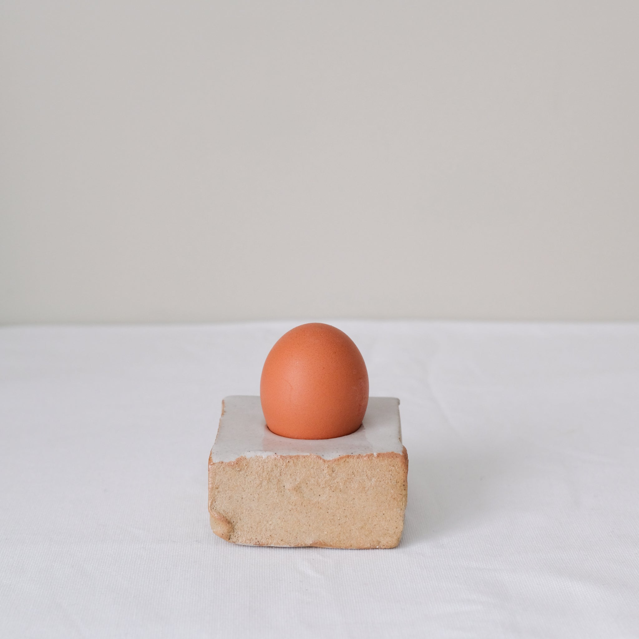 Coquetier "Cruet' en grès - Blanc satiné d'Estudio Vernis chez Brutal Ceramics