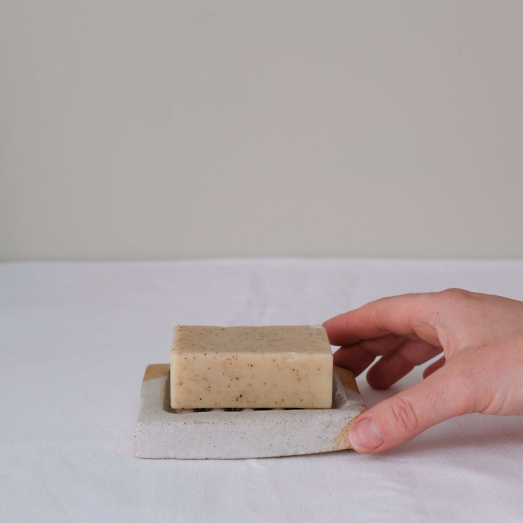 Porte Savon en grès L 11cm cuisson feu - Blanc d'Estudio Vernis chez Brutal Ceramics