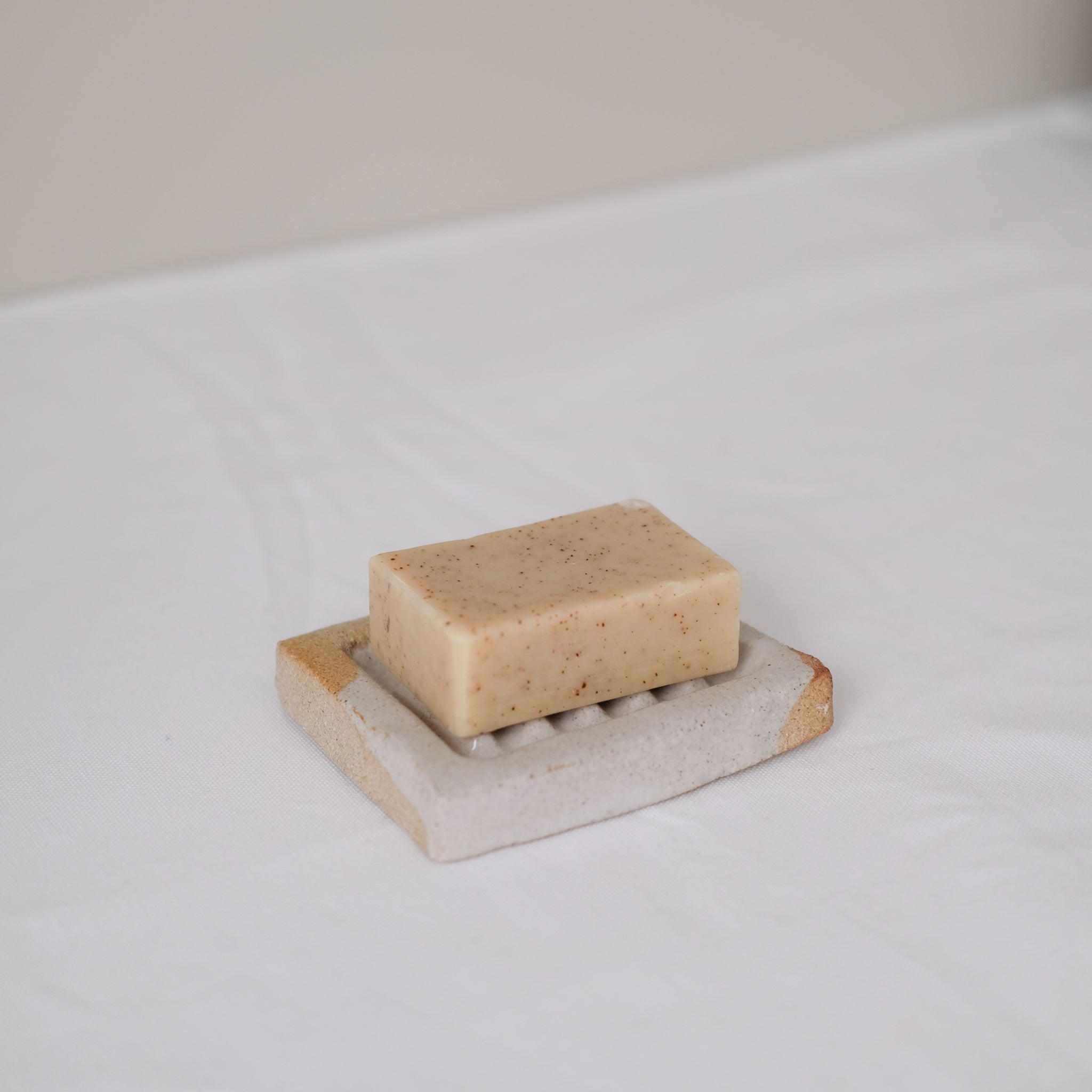 Porte Savon en grès L 11cm cuisson feu - Blanc d'Estudio Vernis chez Brutal Ceramics
