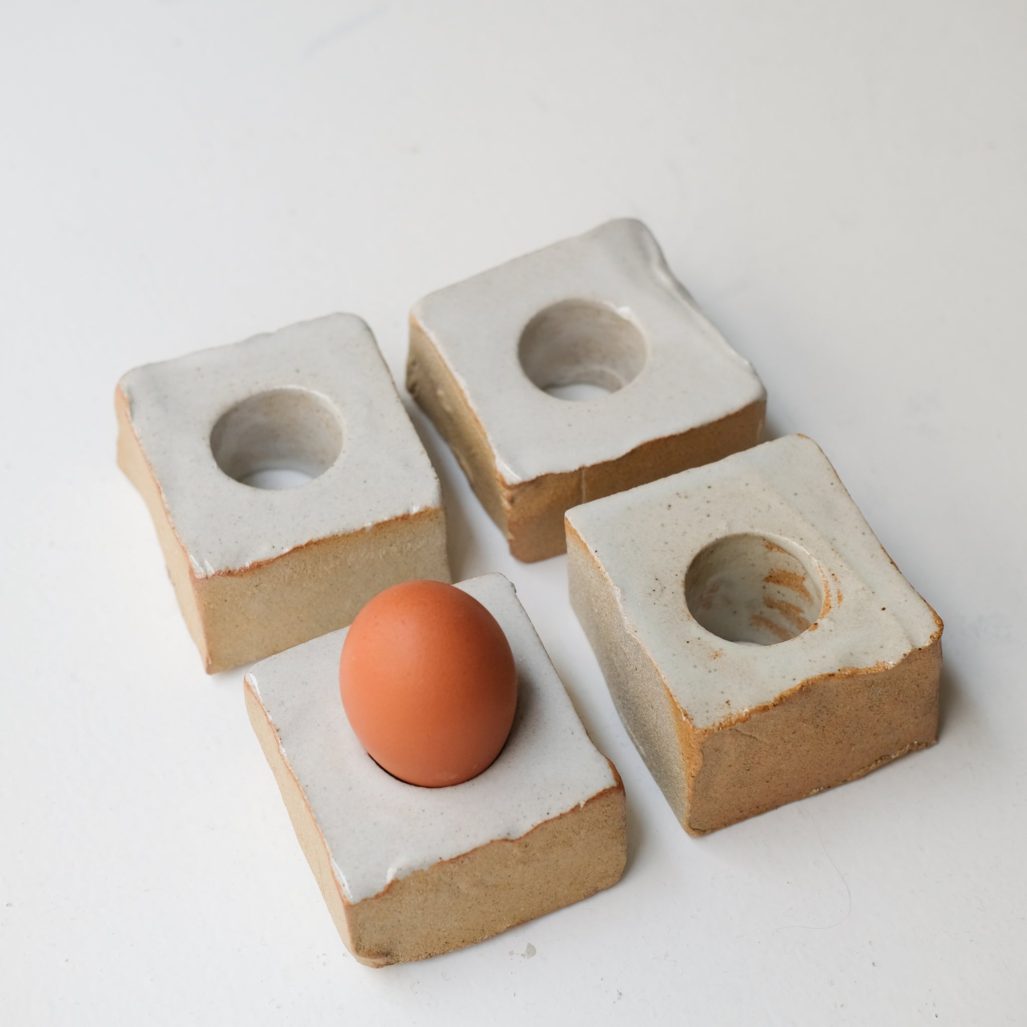 Coquetier "Cruet' en grès - Blanc satiné d'Estudio Vernis chez Brutal Ceramics