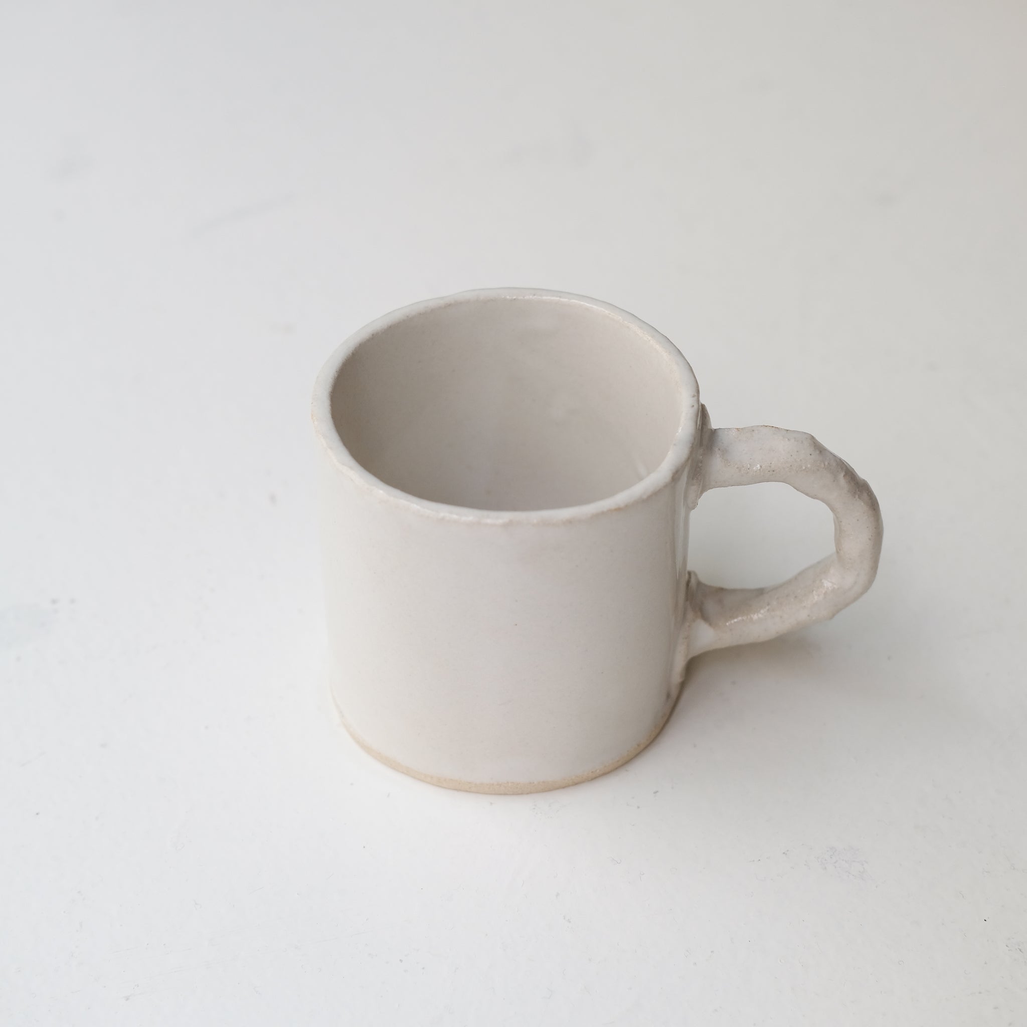 Mug en grès blanc 250ml - blanc satiné d'Estudio Vernis chez Brutal Ceramics