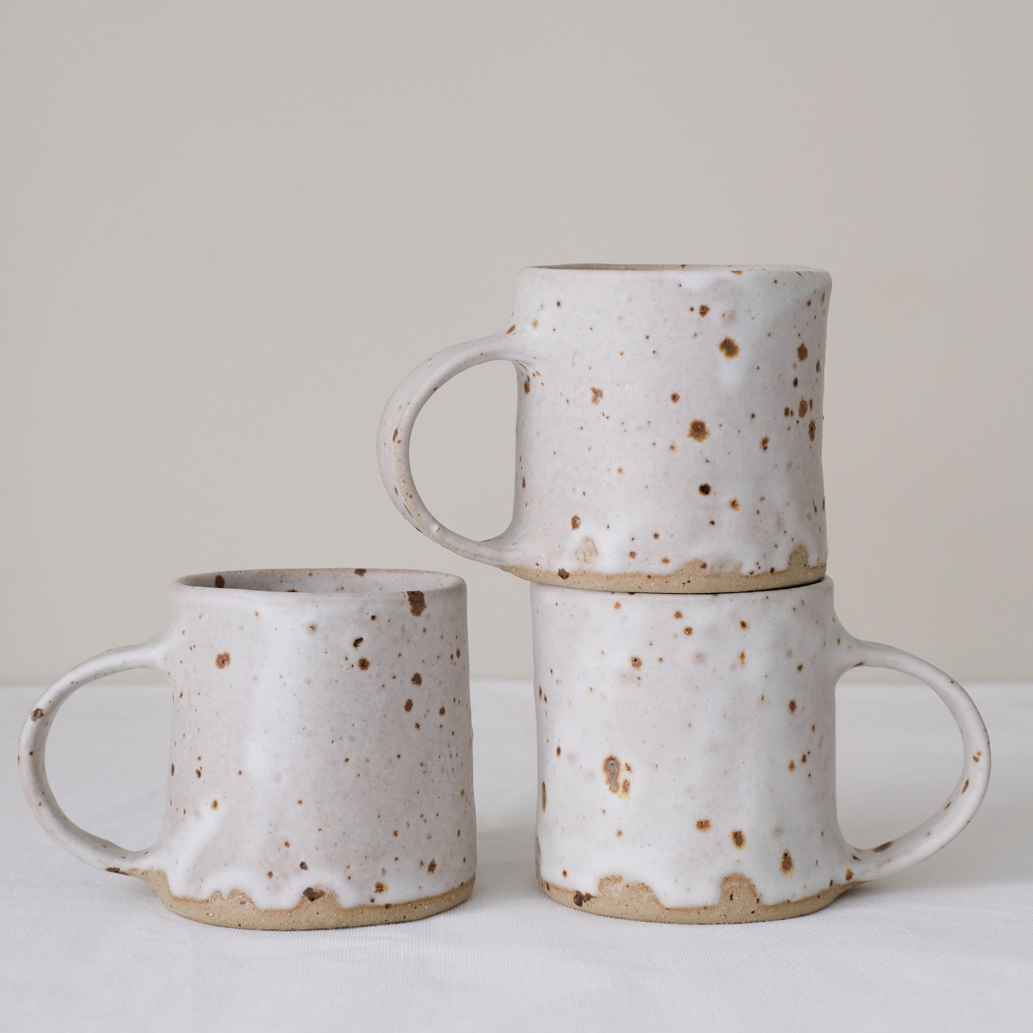 Mug "Hilda" en grès 280ml - blanc tacheté d'Hélène Maury chez Brutal Ceramics