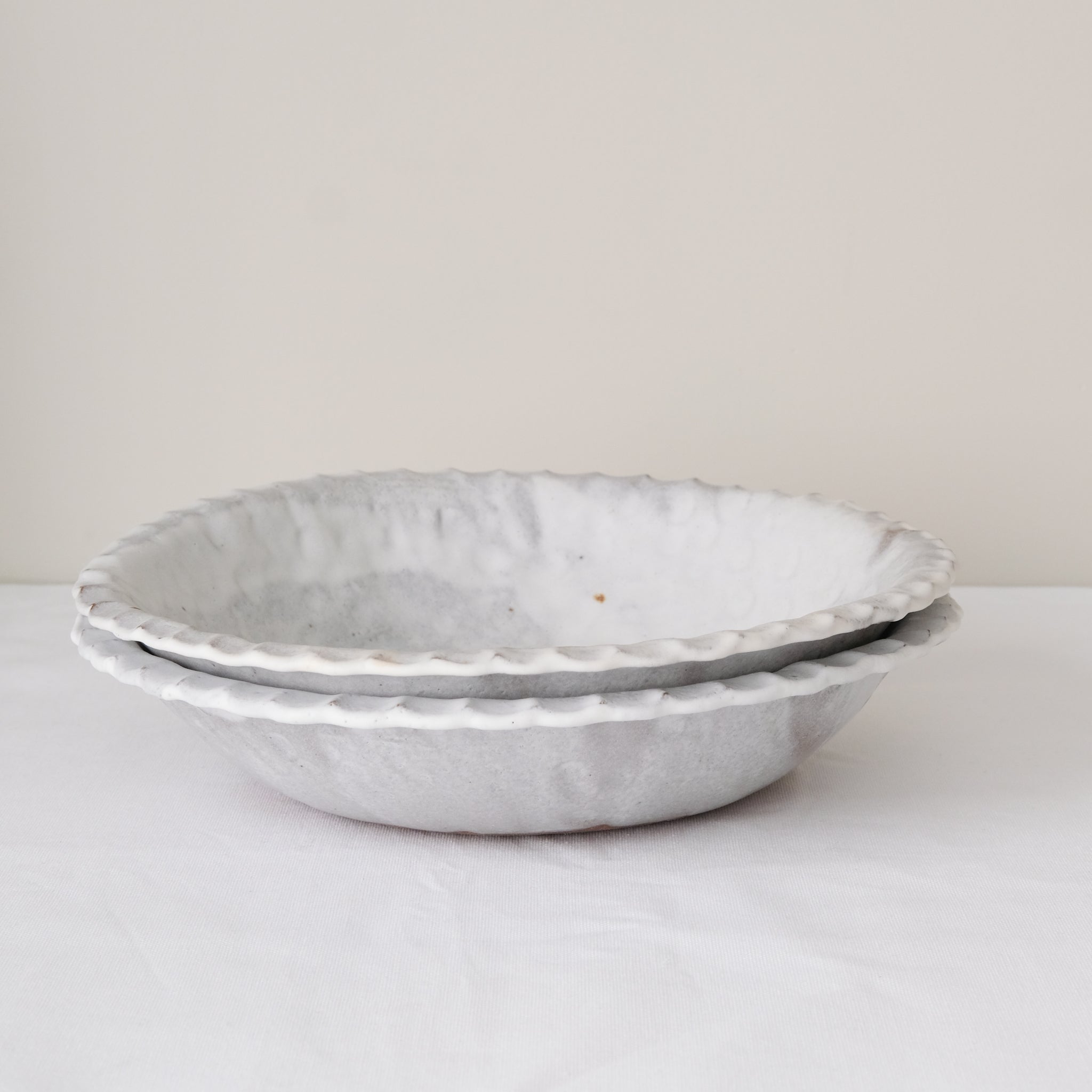 Saladier "Empreintes" en grès D 28cm - blanc mat d'Helene Maury chez Brutal Ceramics