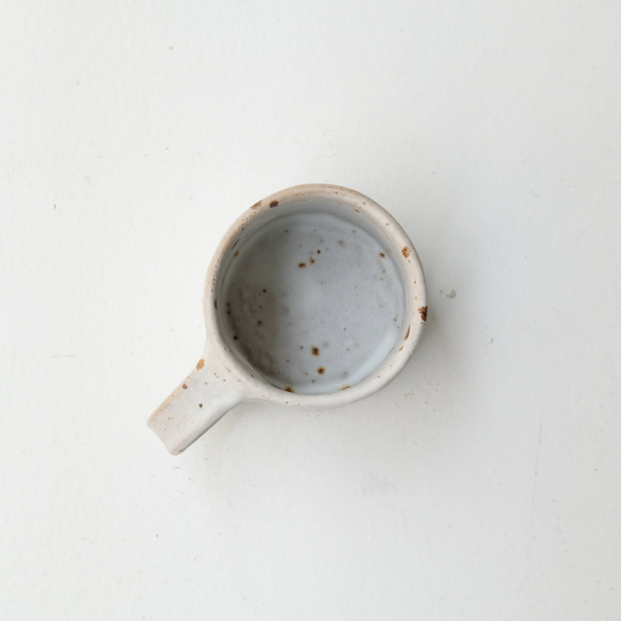 Mug "Hilda" en grès 280ml - blanc tacheté d'Hélène Maury chez Brutal Ceramics