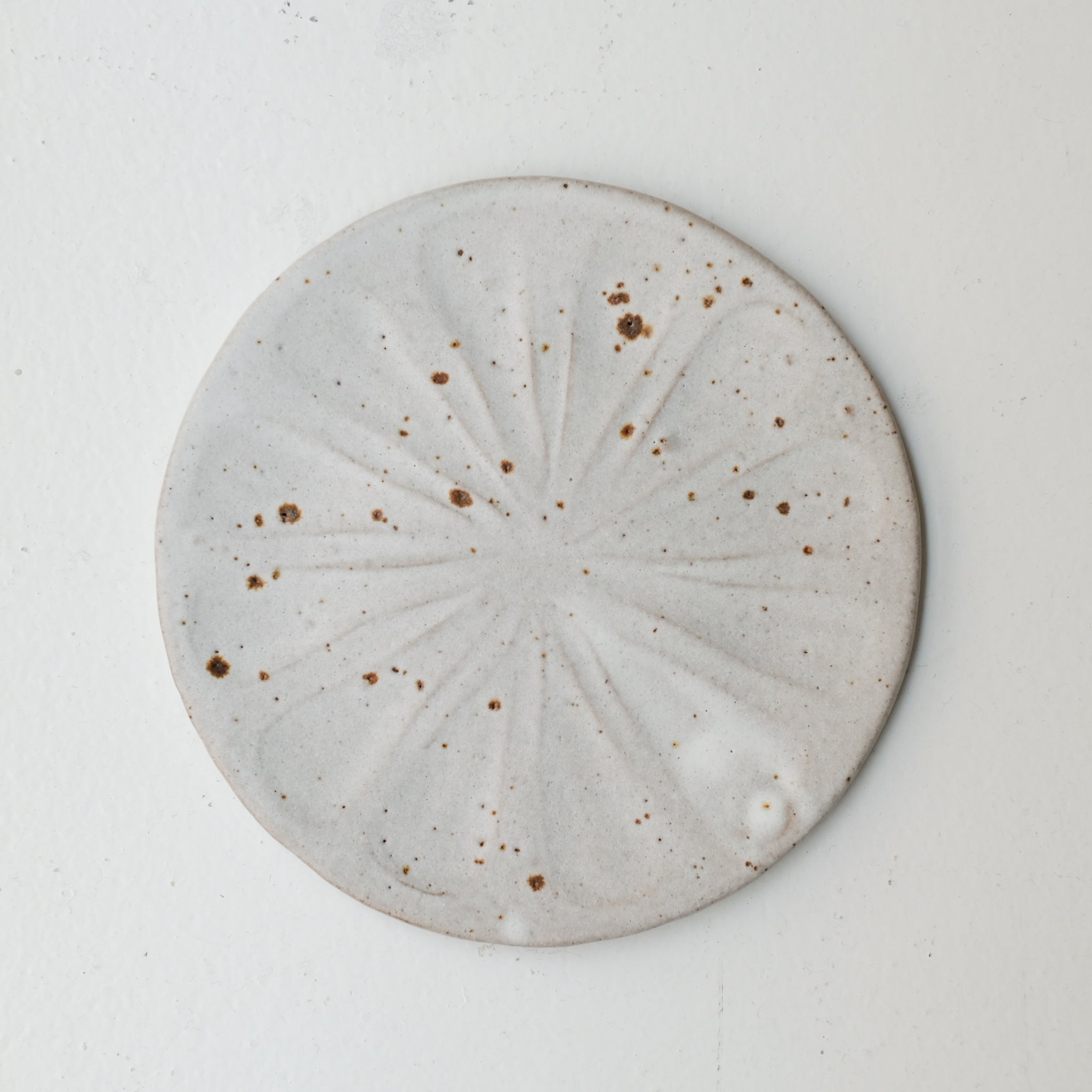 Assiette "Fleurs" en grès D 18cm - blanc tacheté d'Hélène Maury chez Brutal Ceramics