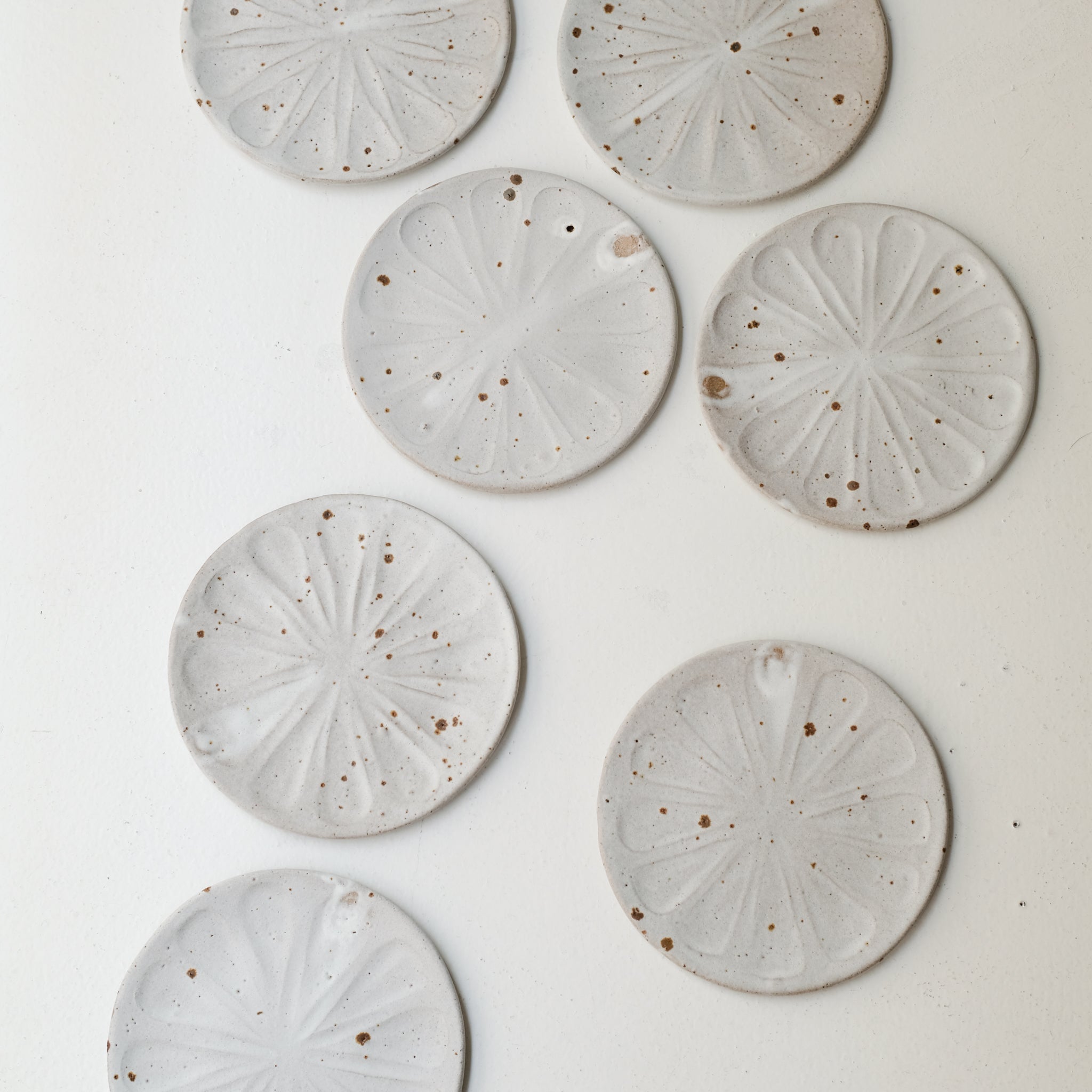 Assiette "Fleurs" en grès D 18cm - blanc tacheté d'Hélène Maury chez Brutal Ceramics