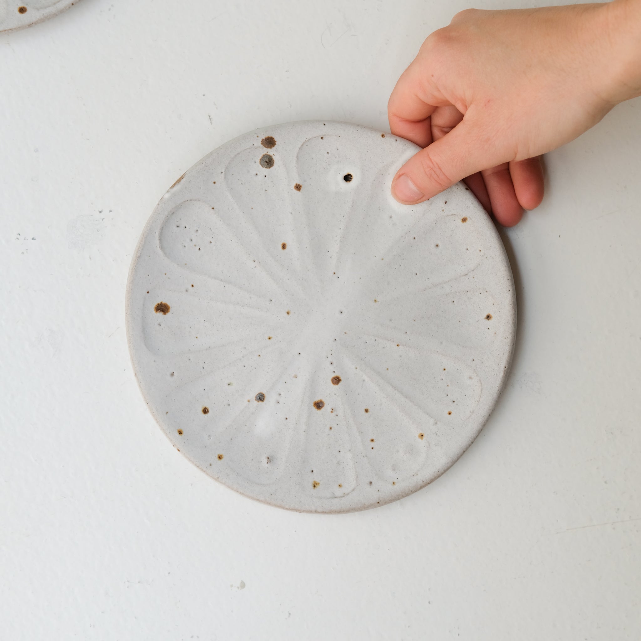 Assiette "Fleurs" en grès D 18cm - blanc tacheté d'Hélène Maury chez Brutal Ceramics