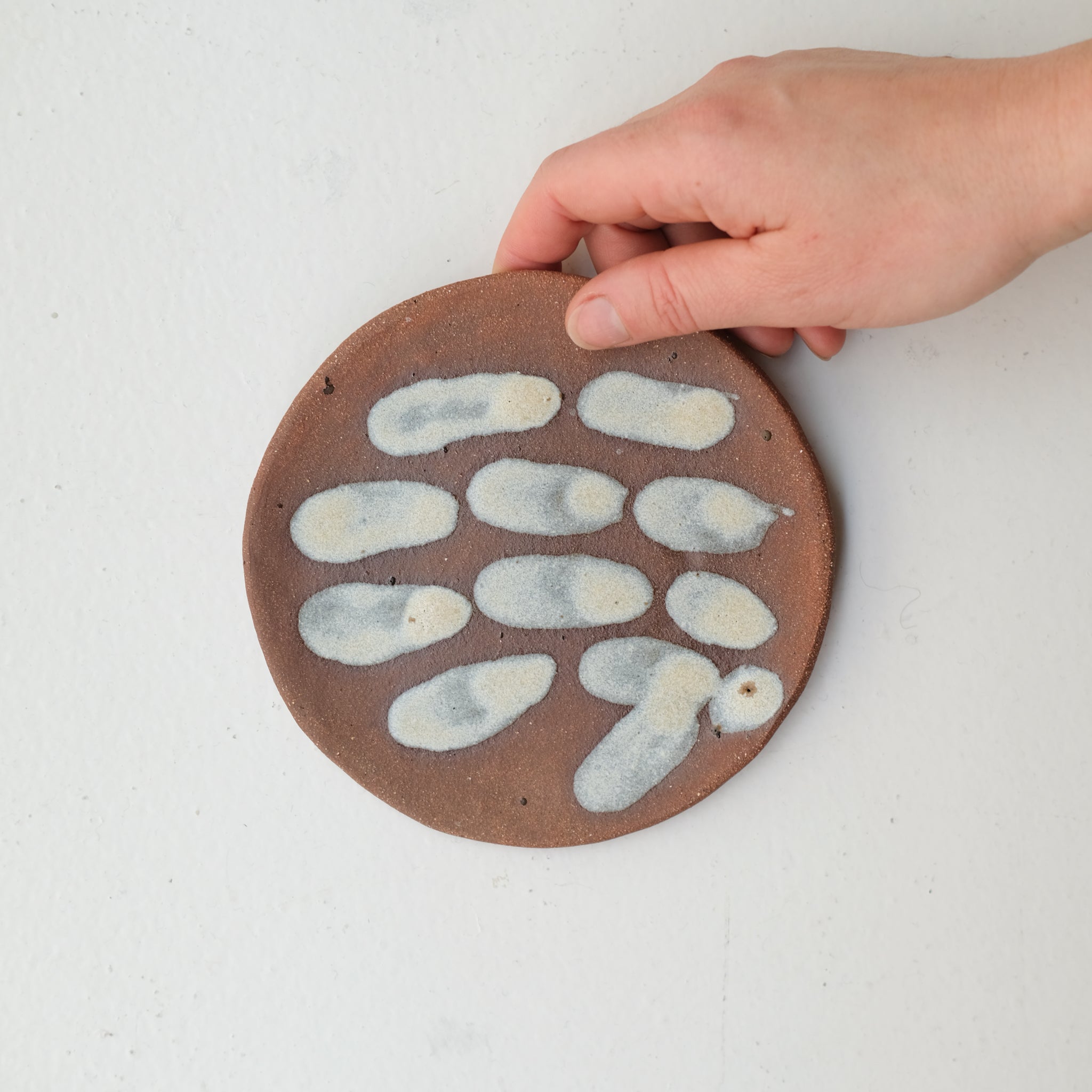 Assiette en grès D 14cm - rouge et beige d'Hélène Maury chez Brutal Ceramics