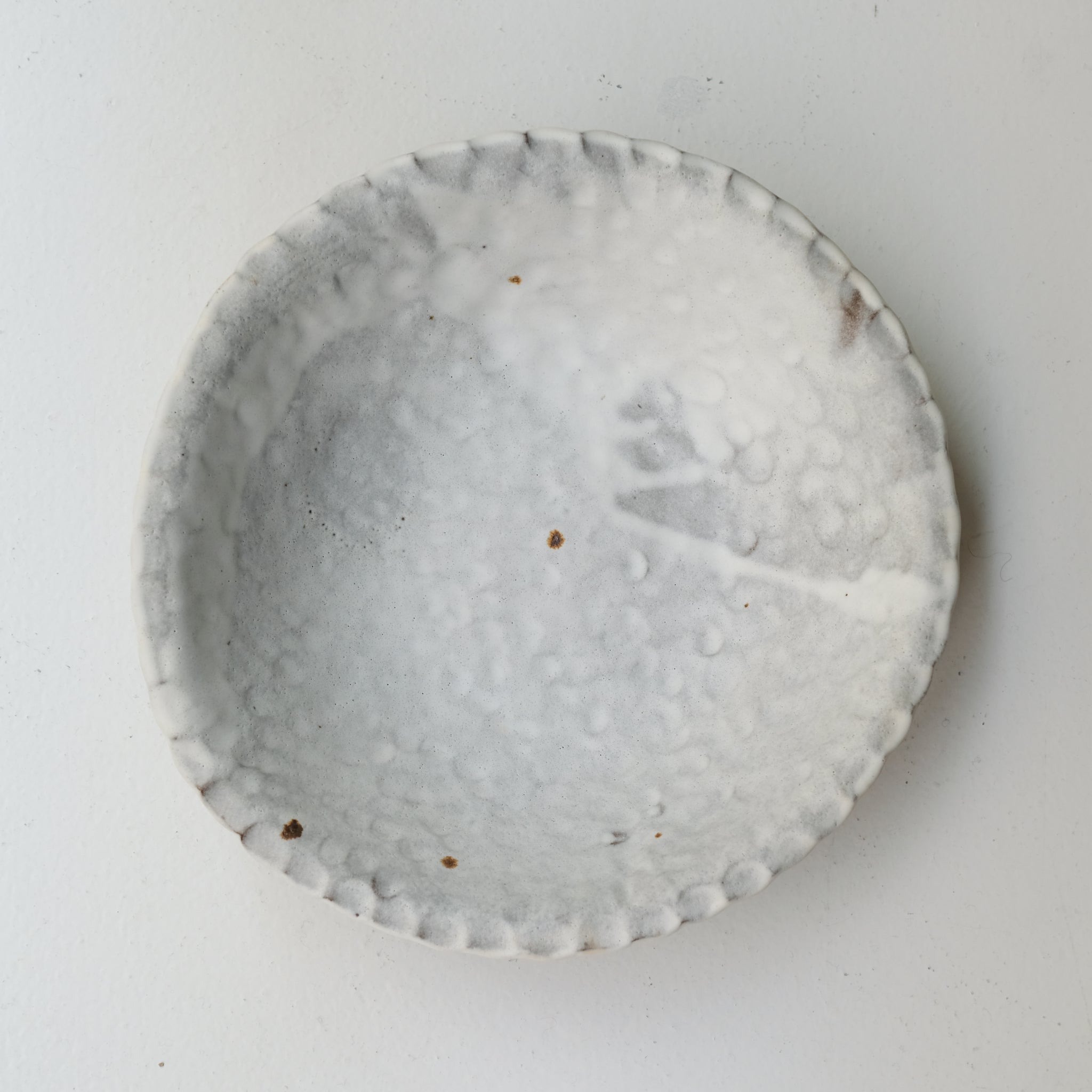 Saladier "Empreintes" en grès D 28cm - blanc mat d'Helene Maury chez Brutal Ceramics