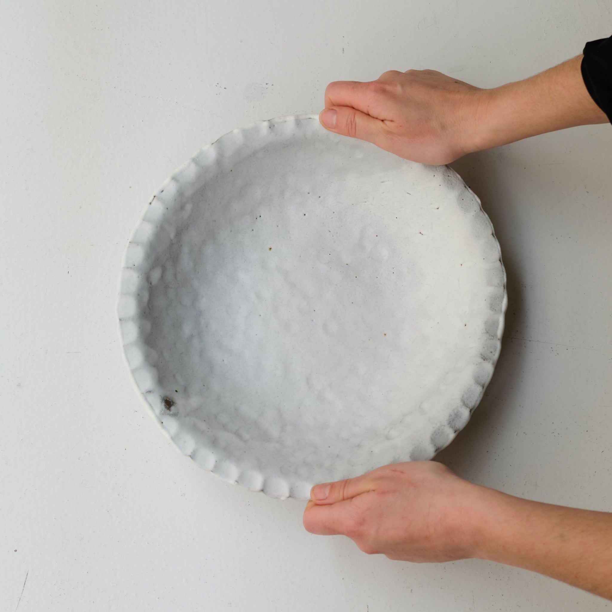 Saladier "Empreintes" en grès D 28cm - blanc mat d'Helene Maury chez Brutal Ceramics