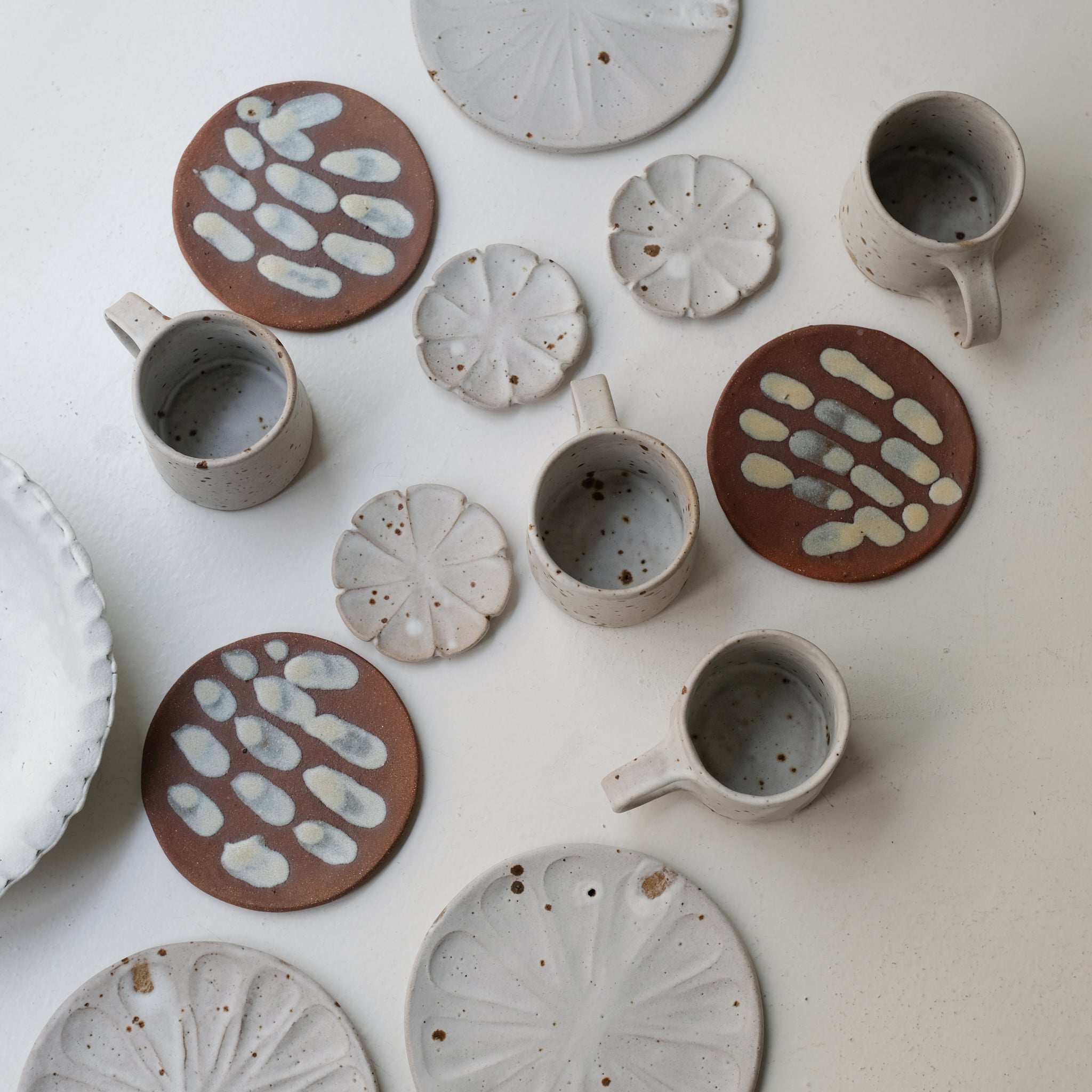 Assiette en grès D 14cm - rouge et beige d'Hélène Maury chez Brutal Ceramics