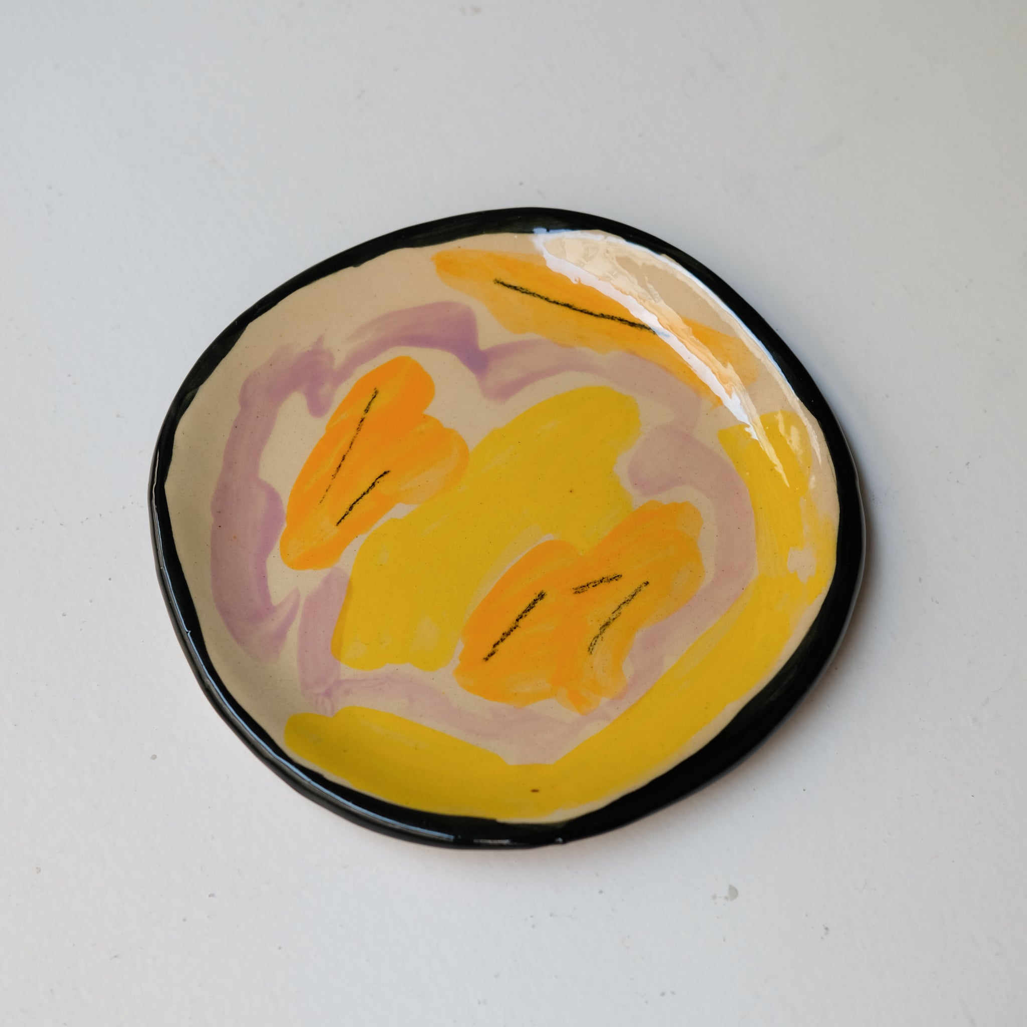 Assiette SP26HB01 en faïence rouge D 19,5cm - Multicolore d'Héloise Bariol chez Brutal Ceramics