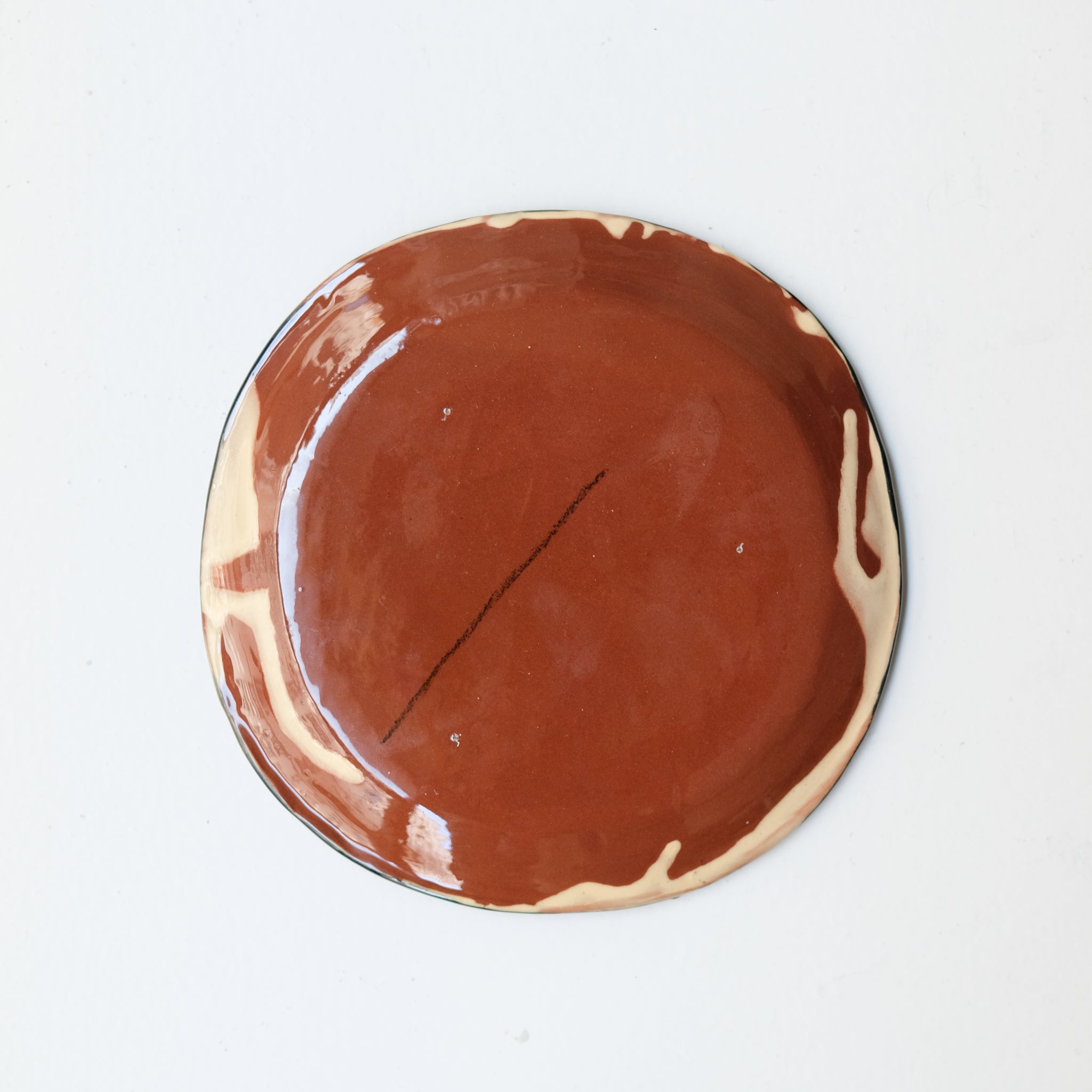 Assiette SP26HB01 en faïence rouge D 19,5cm - Multicolore d'Héloise Bariol chez Brutal Ceramics