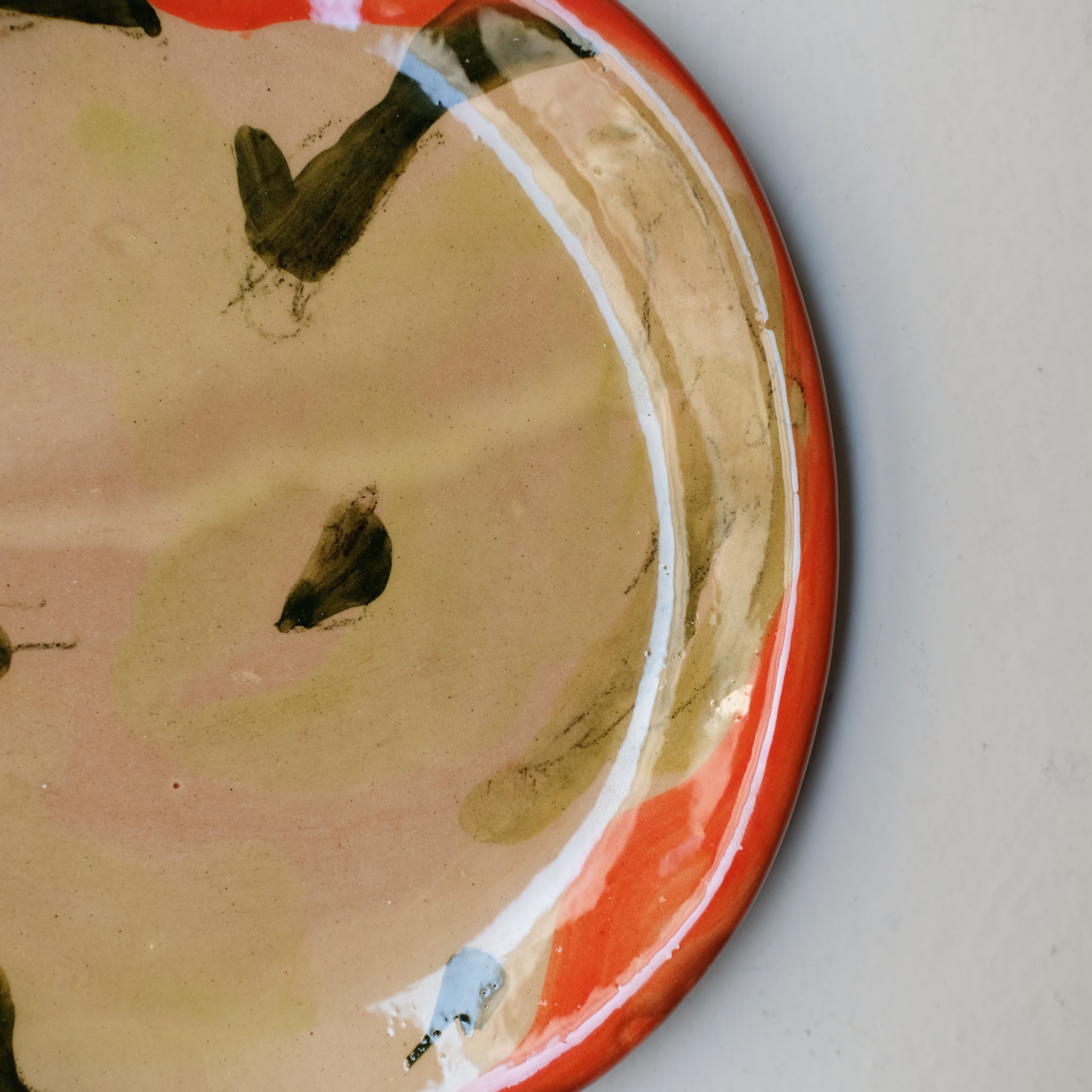 Assiette SP26HB02 en faïence rouge D 19,5cm - Multicolore d'Héloise Bariol chez Brutal Ceramics