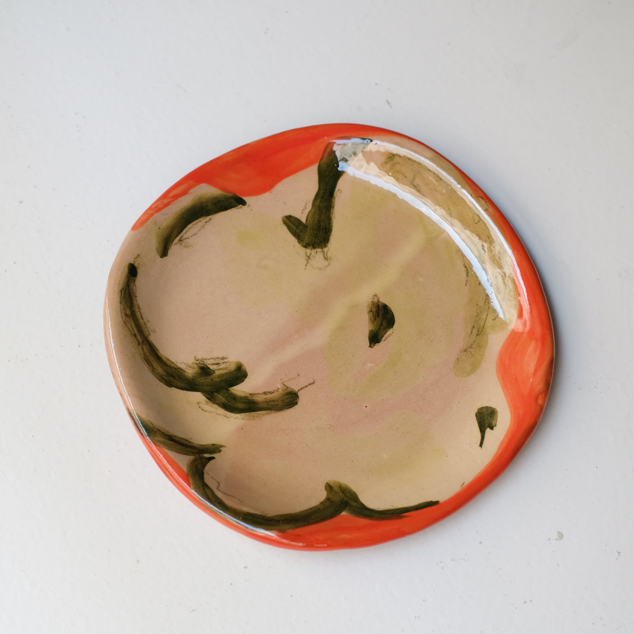Assiette SP26HB02 en faïence rouge D 19,5cm - Multicolore d'Héloise Bariol chez Brutal Ceramics