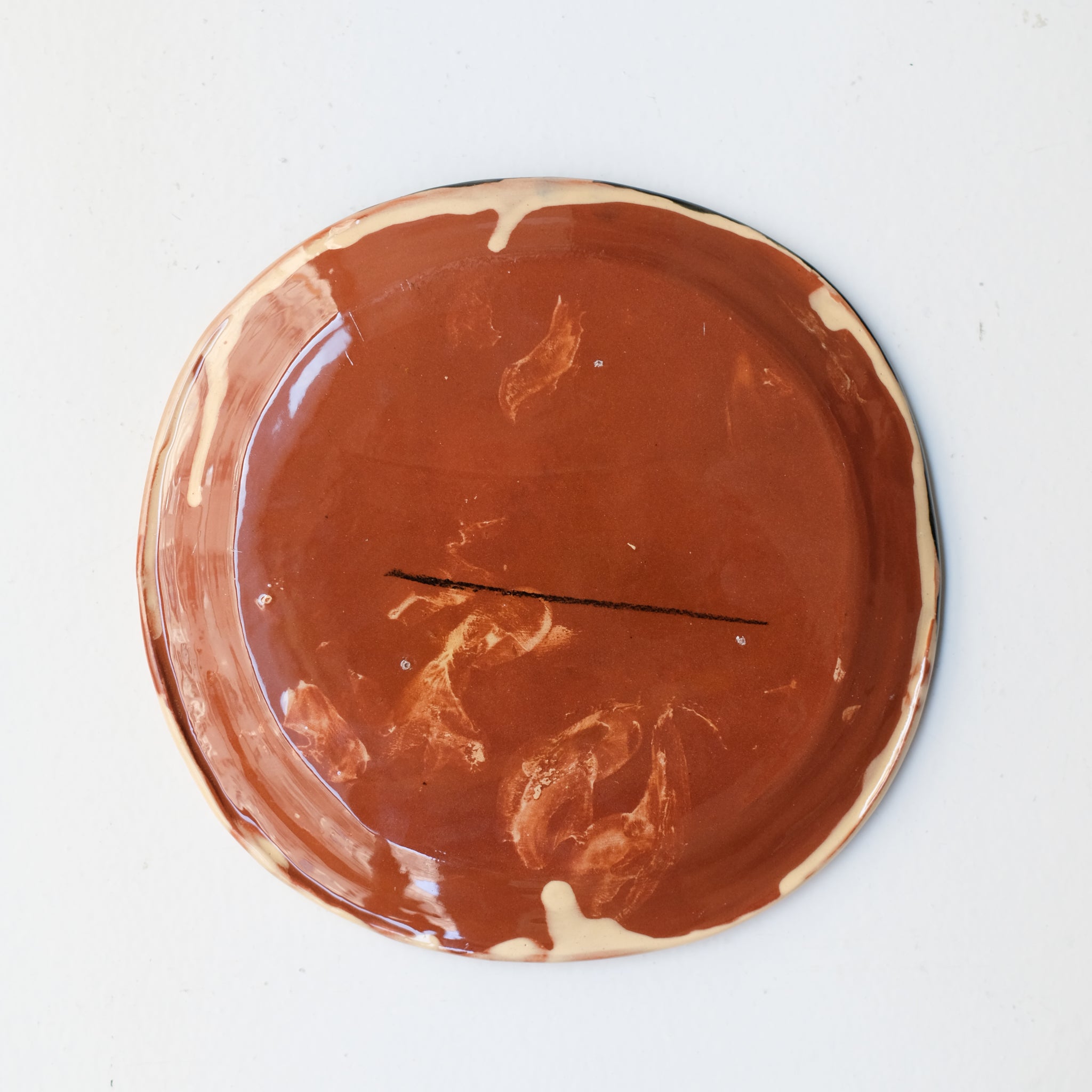 Assiette SP26HB03 en faïence rouge D 19,5cm - Multicolore d'Héloise Bariol chez Brutal Ceramics