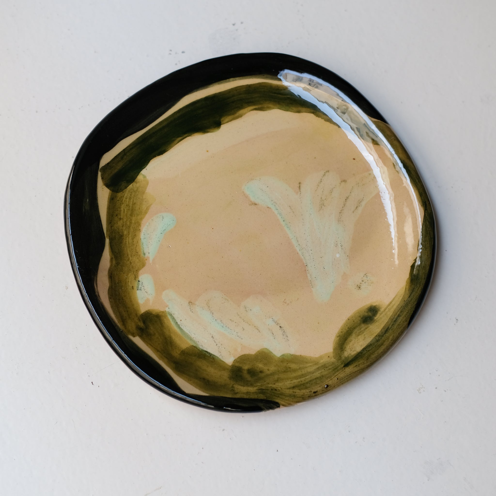 Assiette SP26HB05 en faïence rouge D 19,5cm - Multicolore d'Héloise Bariol chez Brutal Ceramics