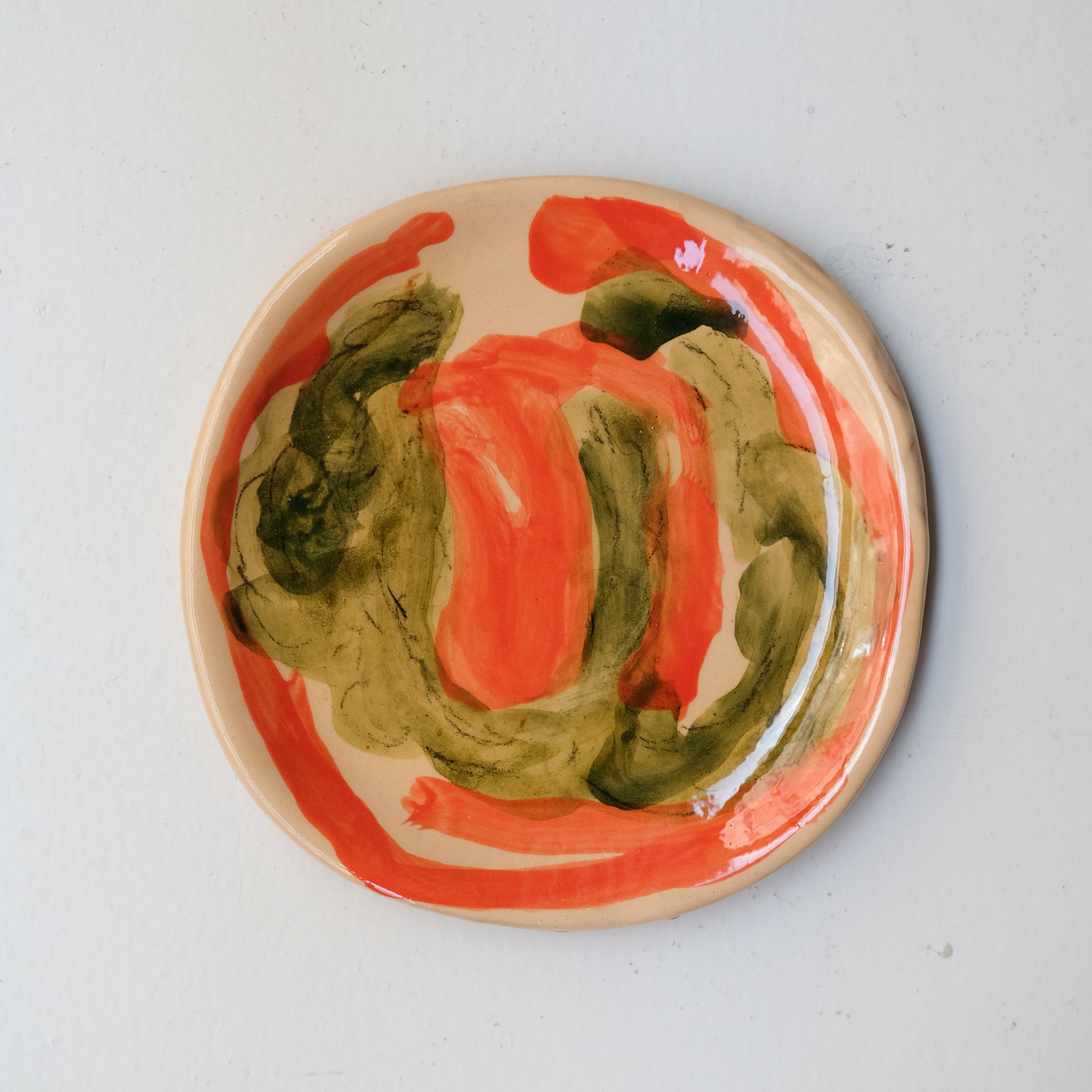Assiette SP26HB07 en faïence rouge D 19,5cm - Multicolore d'Héloise Bariol chez Brutal Ceramics