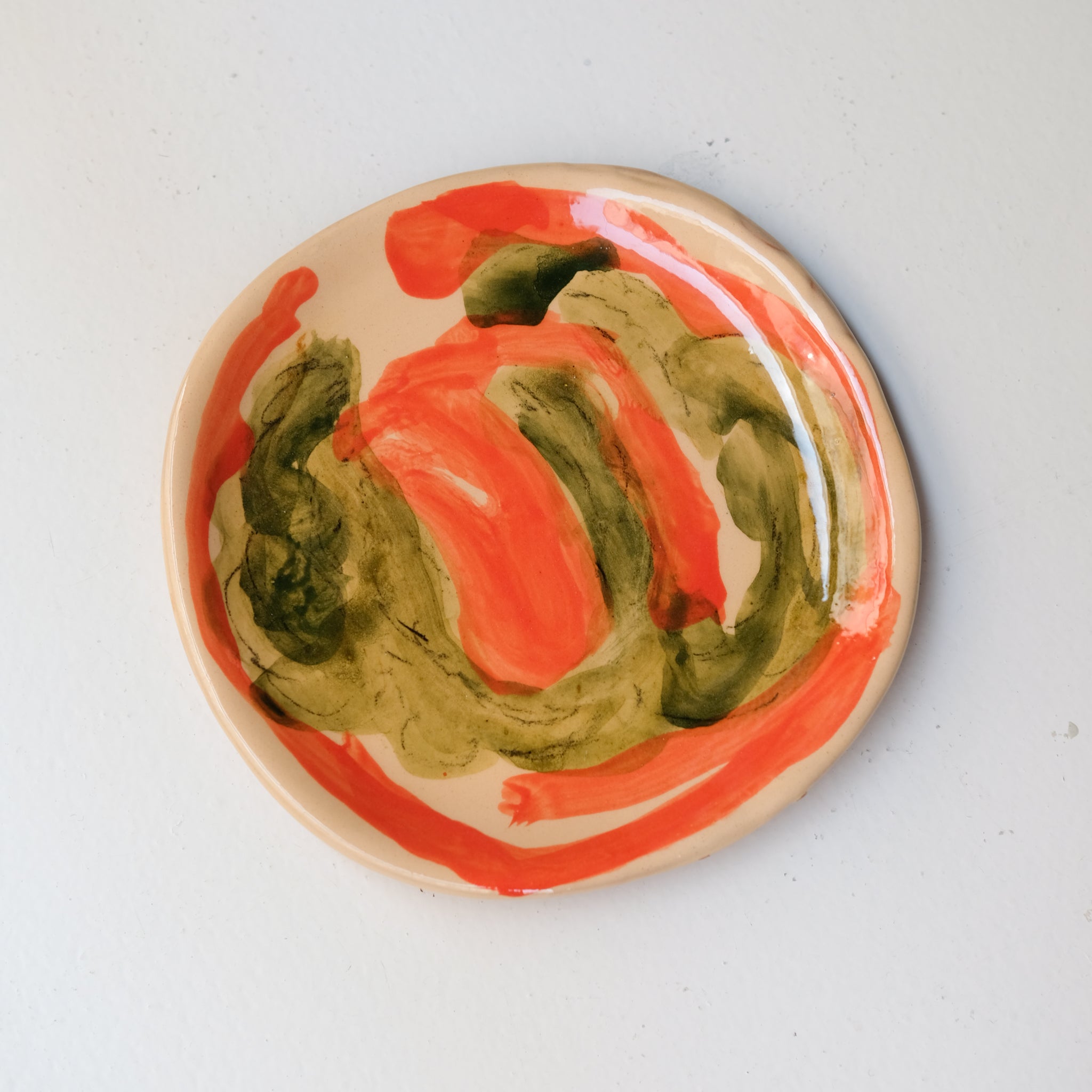 Assiette SP26HB07 en faïence rouge D 19,5cm - Multicolore d'Héloise Bariol chez Brutal Ceramics