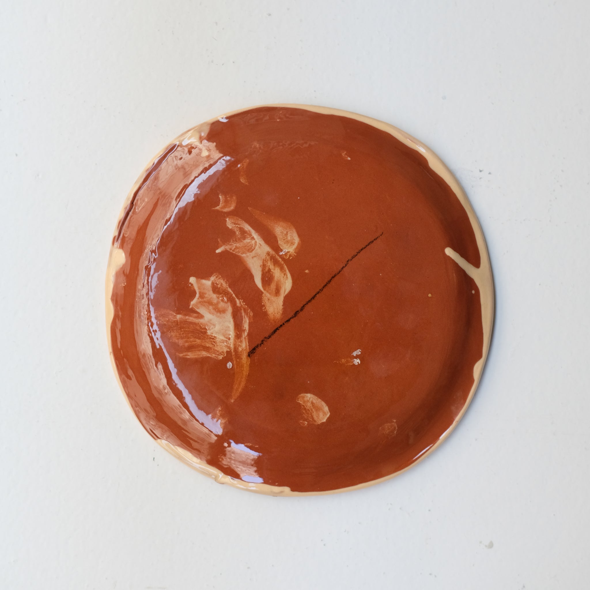 Assiette SP26HB07 en faïence rouge D 19,5cm - Multicolore d'Héloise Bariol chez Brutal Ceramics