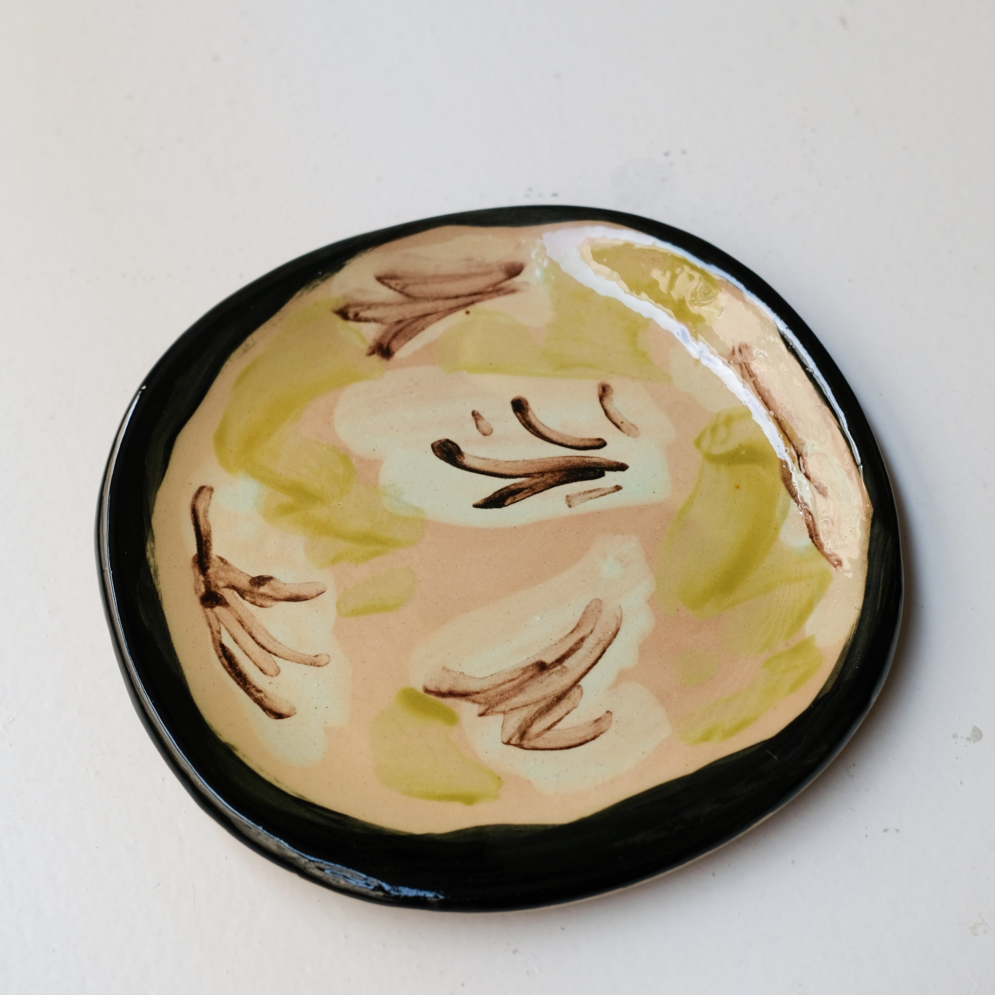 Assiette SP26HB08 en faïence rouge D 19,5cm - Multicolore d'Héloise Bariol chez Brutal Ceramics