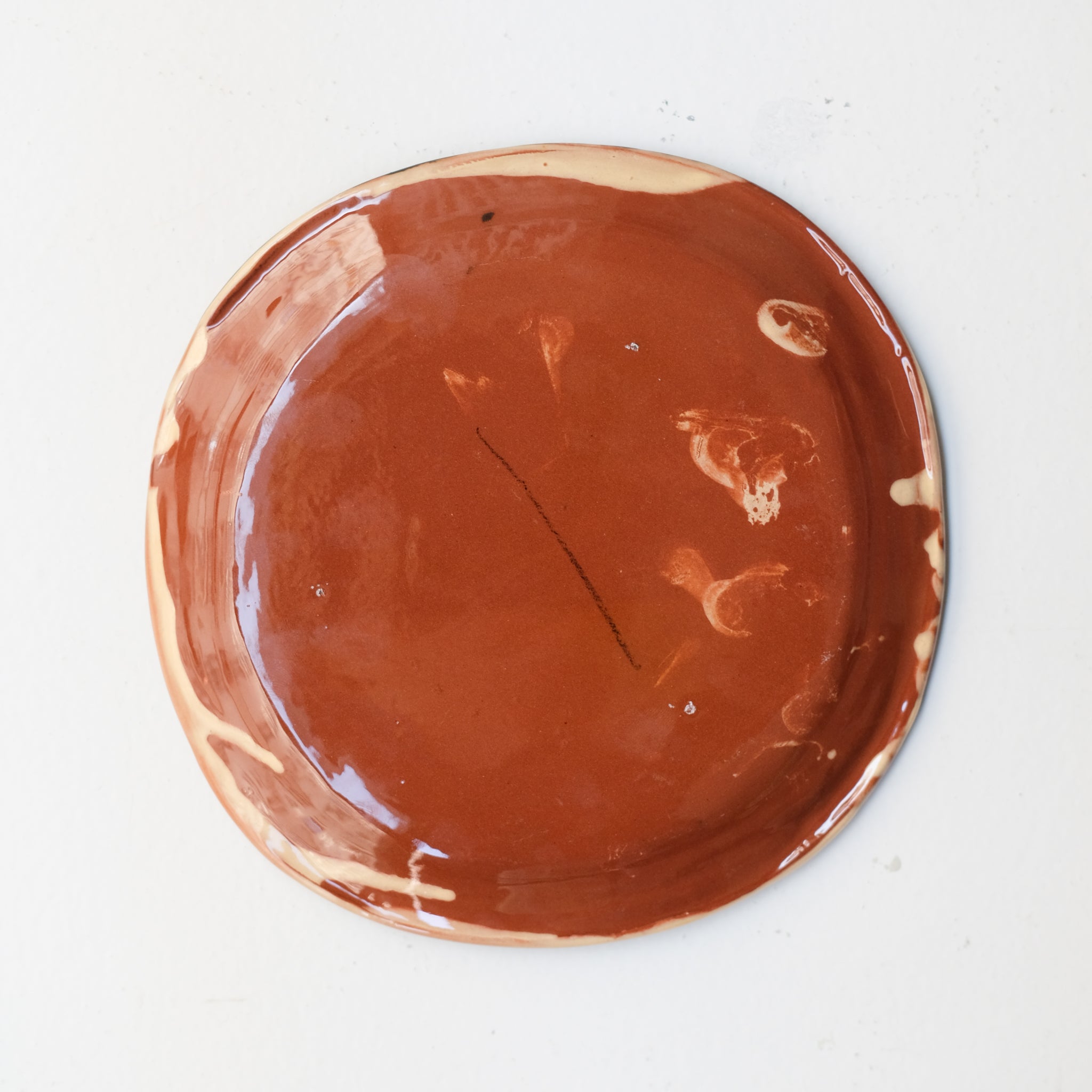Assiette SP26HB08 en faïence rouge D 19,5cm - Multicolore d'Héloise Bariol chez Brutal Ceramics