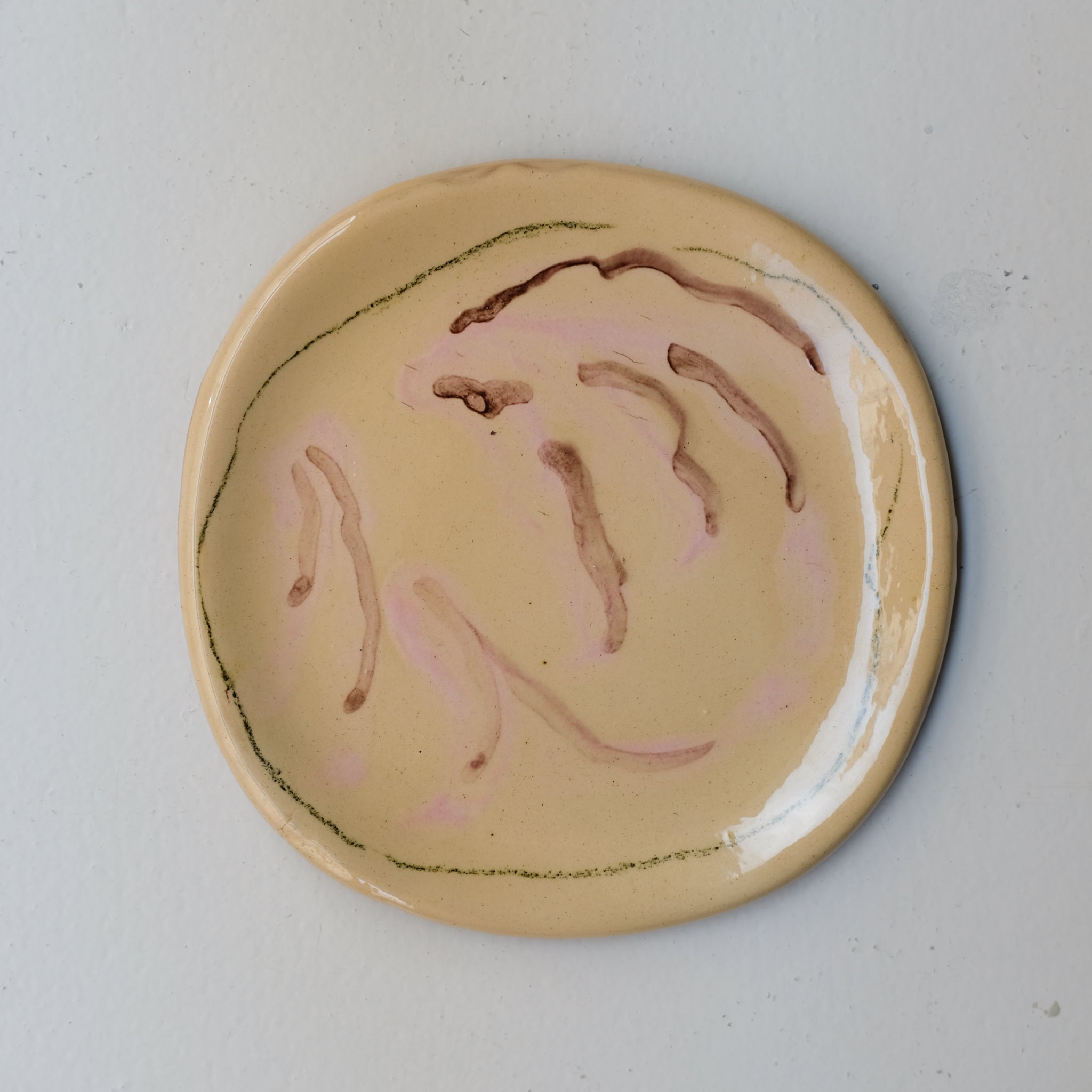 Assiette SP26HB10 en faïence rouge D 19,5cm - Multicolore d'Héloise Bariol chez Brutal Ceramics