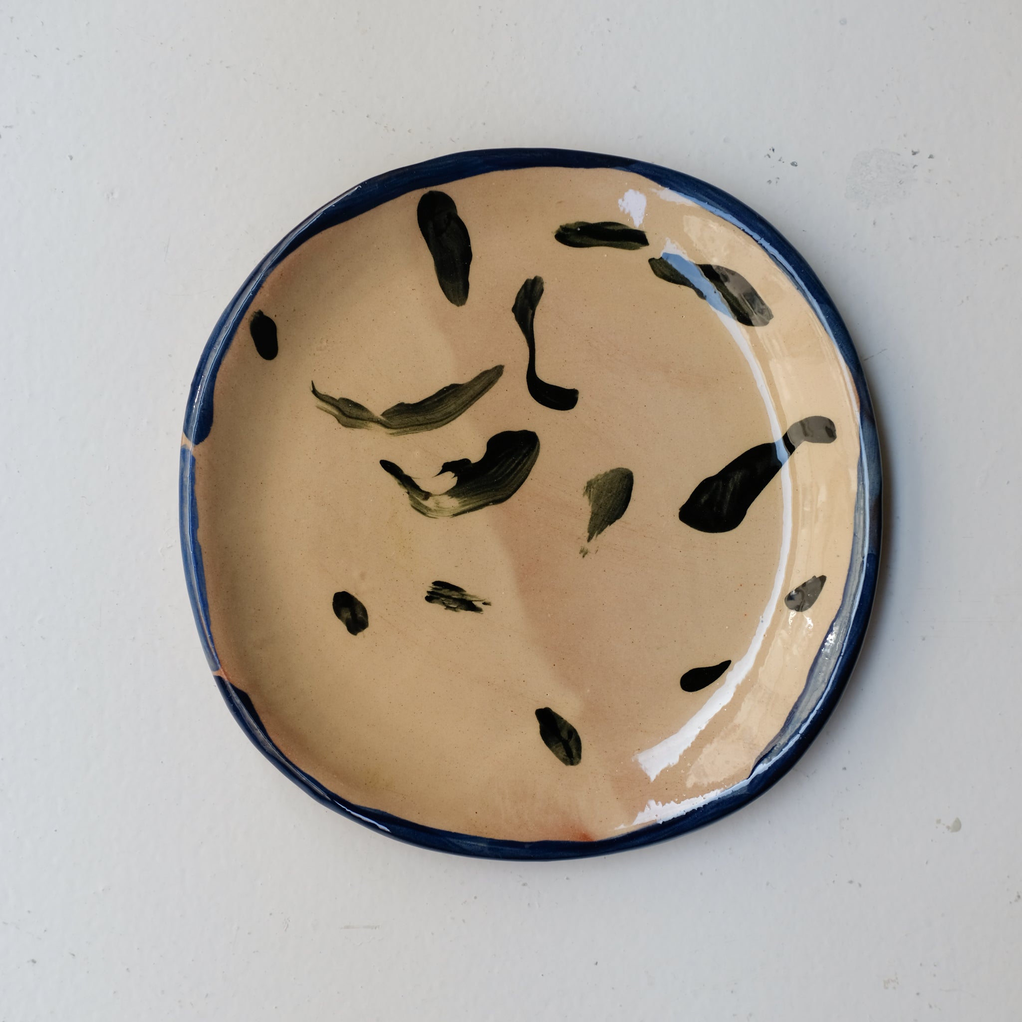 Assiette SP26HB11 en faïence rouge D 19,5cm - Multicolore d'Héloise Bariol chez Brutal Ceramics
