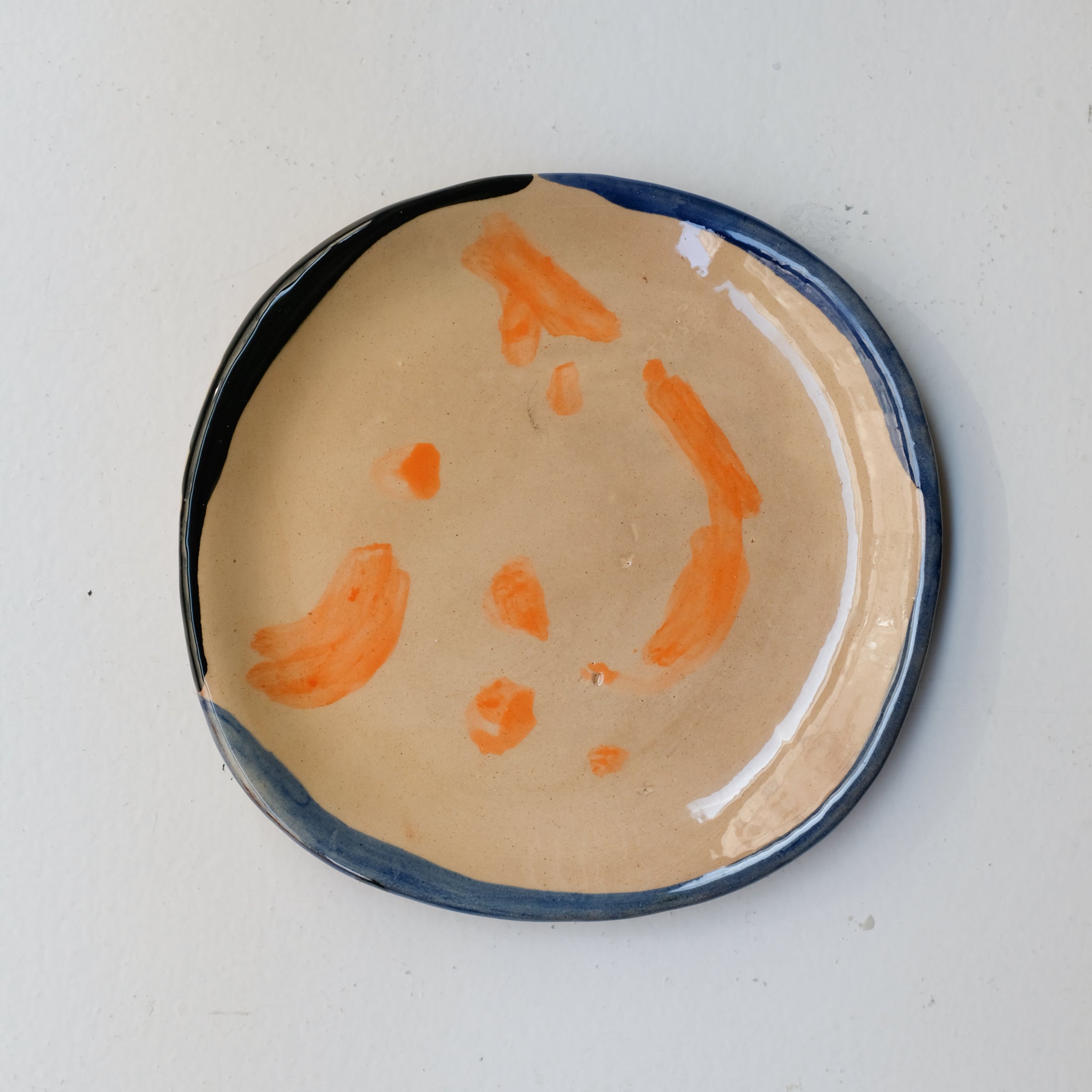 Assiette SP26HB13 en faïence rouge D 19,5cm - Multicolore d'Héloise Bariol chez Brutal Ceramics