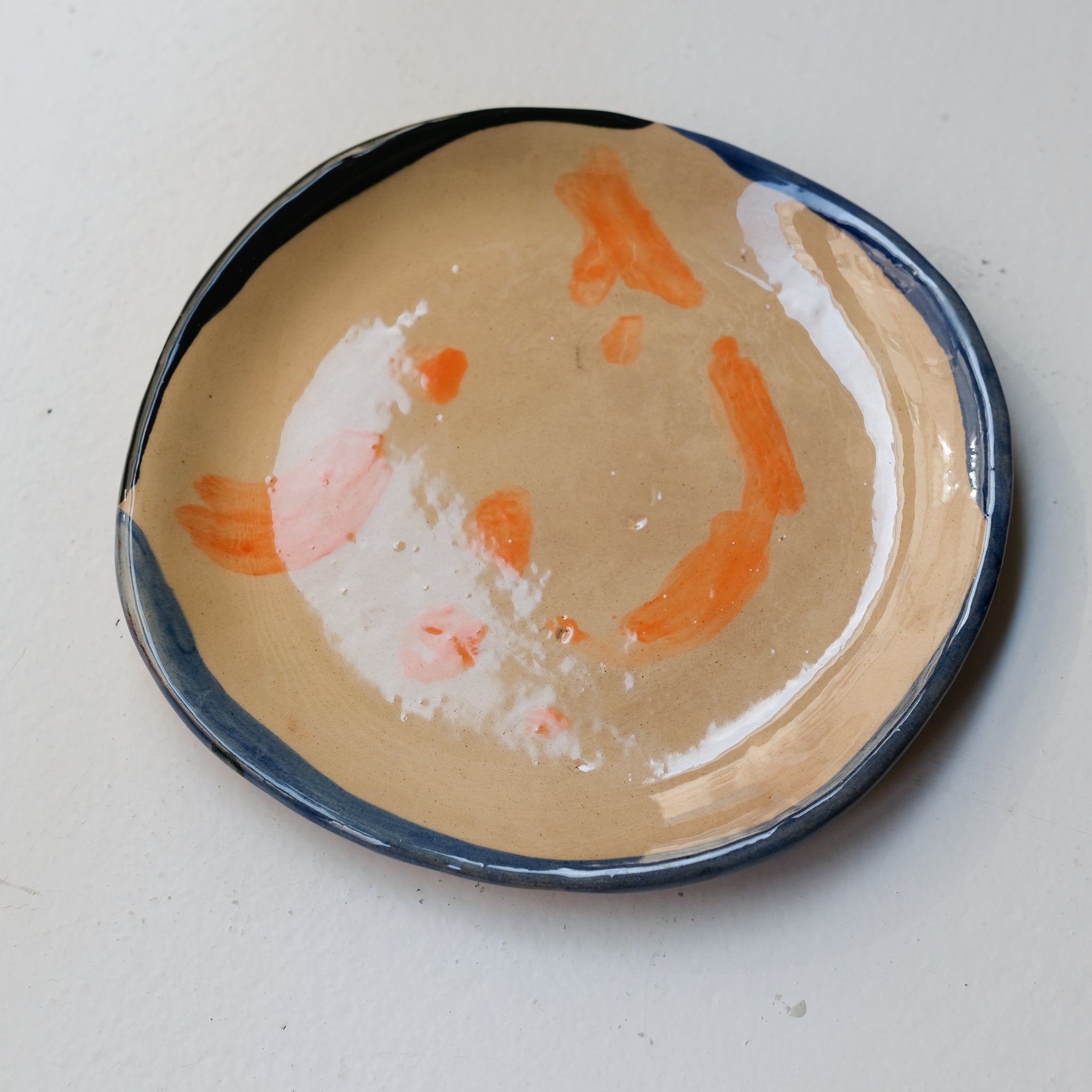 Assiette SP26HB13 en faïence rouge D 19,5cm - Multicolore d'Héloise Bariol chez Brutal Ceramics