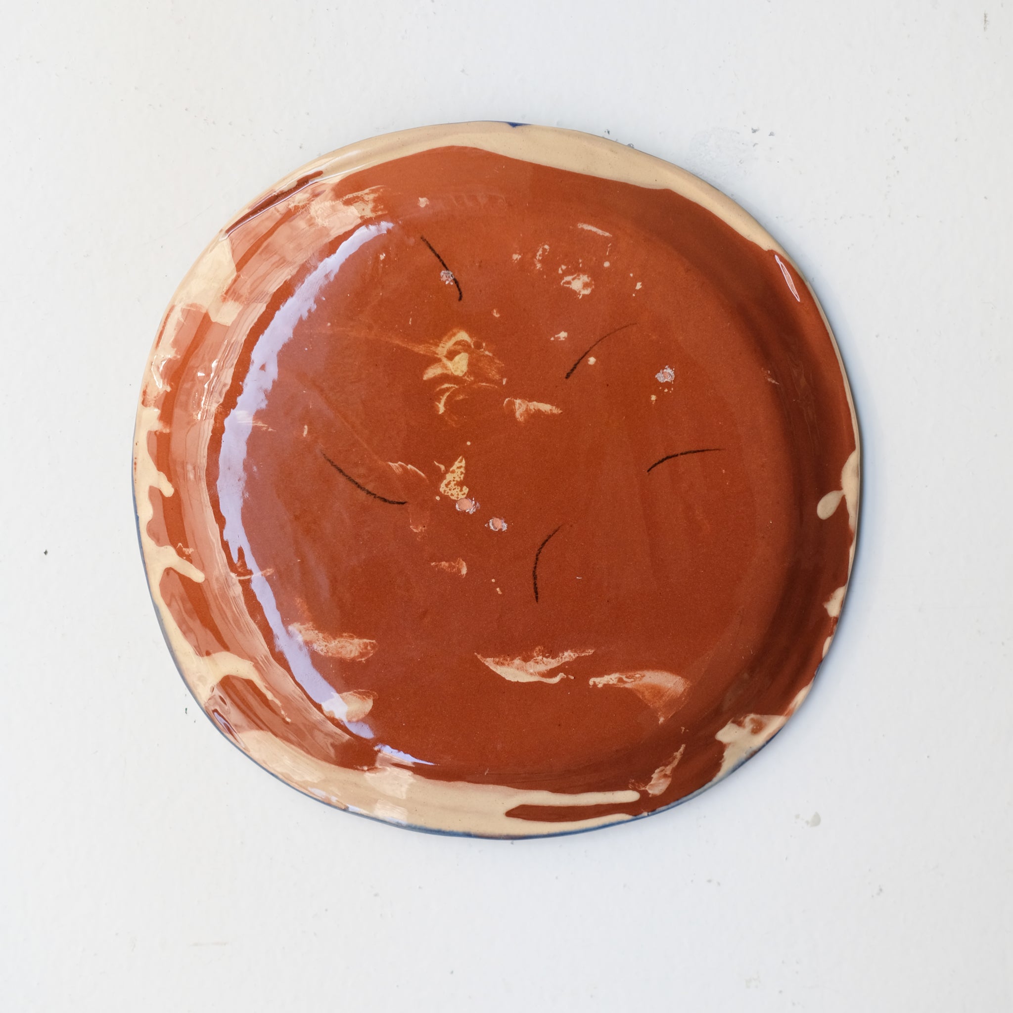Assiette SP26HB13 en faïence rouge D 19,5cm - Multicolore d'Héloise Bariol chez Brutal Ceramics