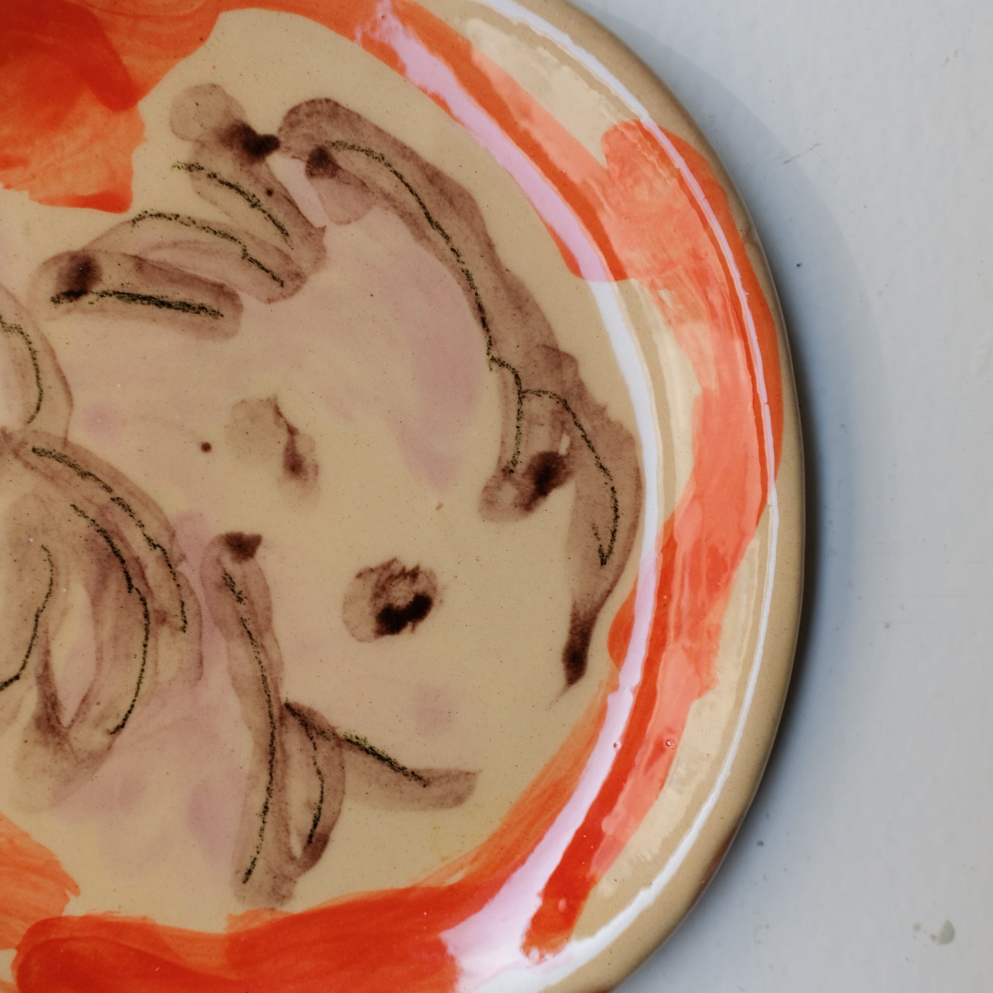 Assiette SP26HB15 en faïence rouge D 19,5cm - Multicolore d'Héloise Bariol chez Brutal Ceramics